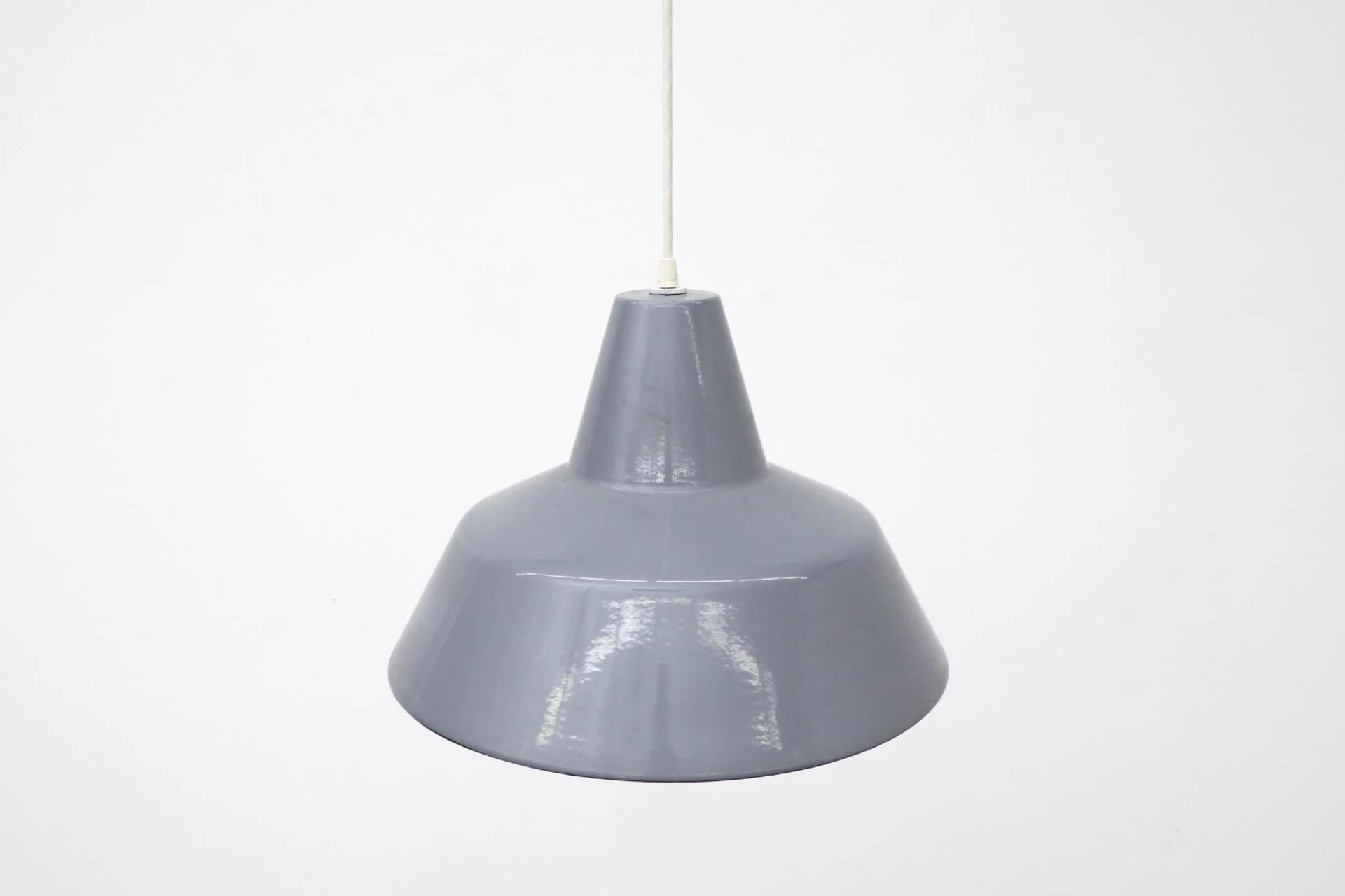 20ième siècle Lampe pendante d'usine en métal émaillé gris industriel en vente