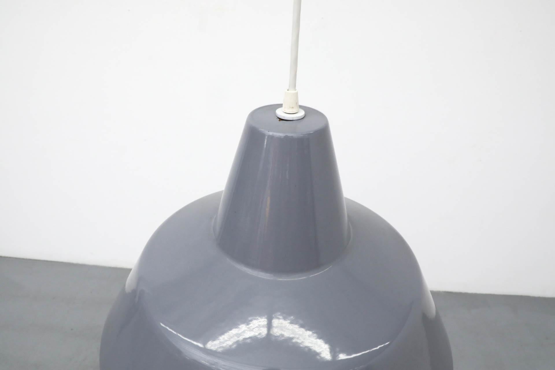 Métal Lampe pendante d'usine en métal émaillé gris industriel en vente