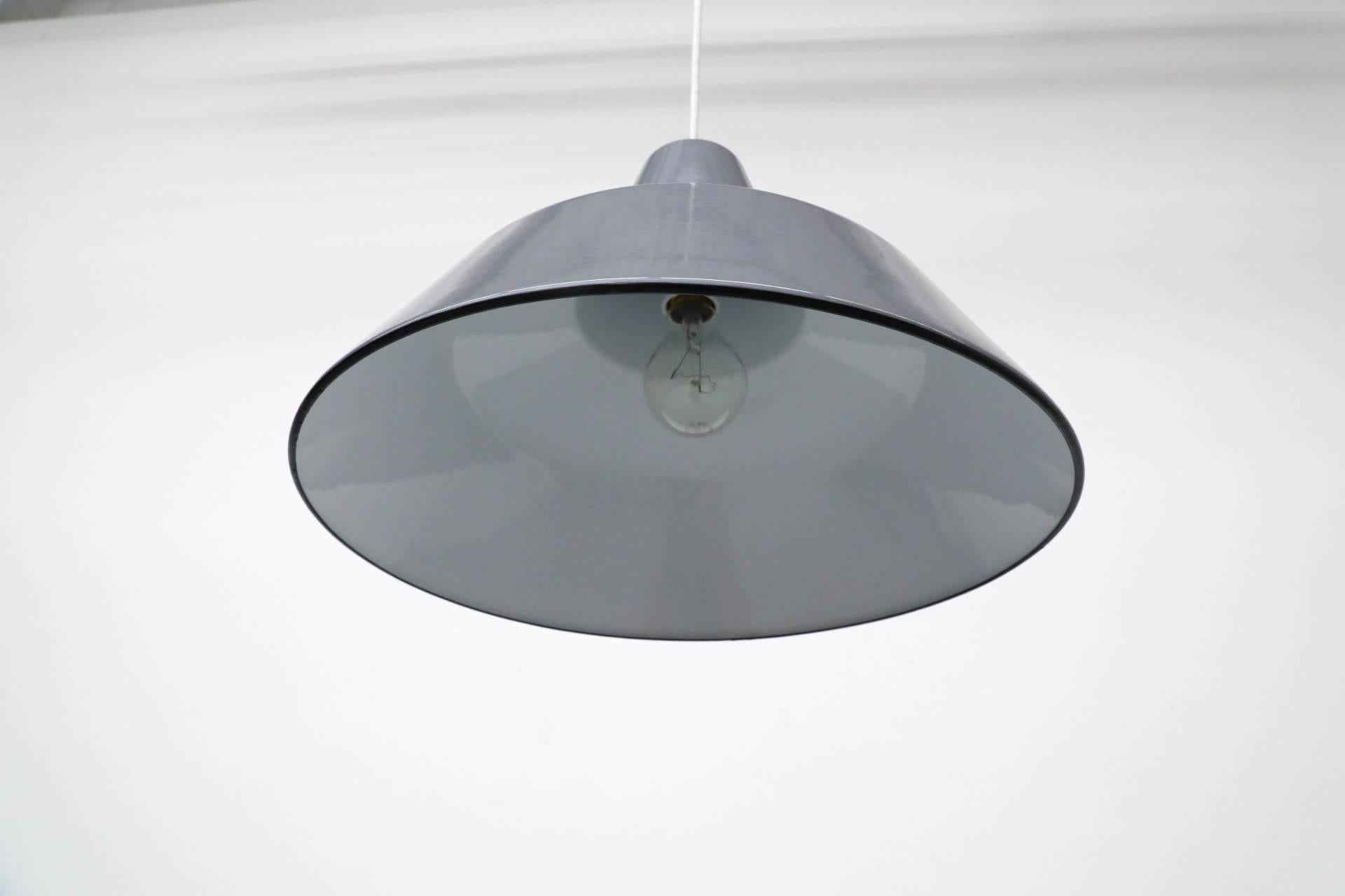 Lampe pendante d'usine en métal émaillé gris industriel en vente 1
