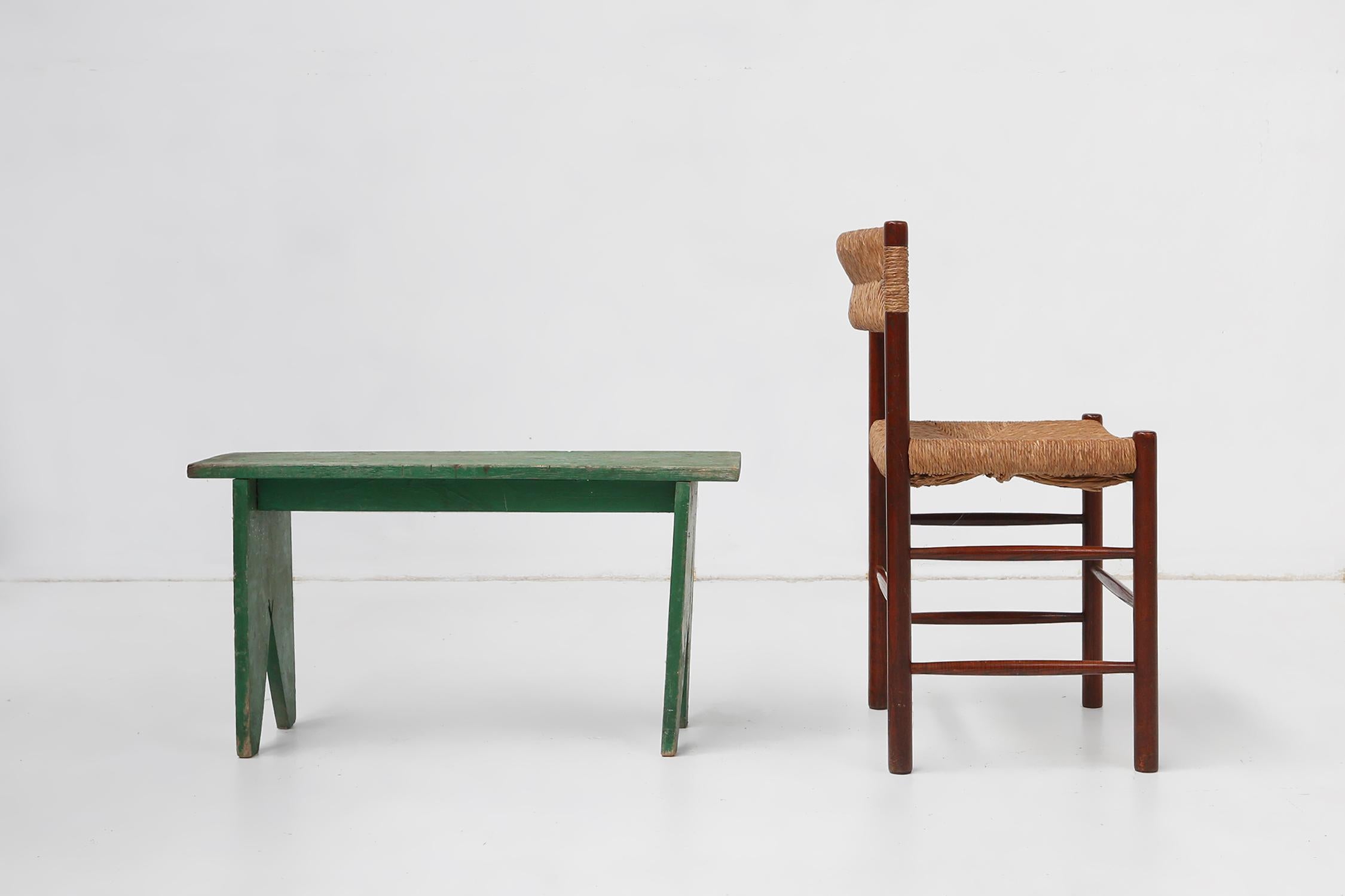 France / 1900 / bench / wood / industrial / mid-century / rustic 

Industrial green bench, made in France around 1900. This sturdy green bench has beautiful patina and two special V-cut legs.

This sturdy green bench is the perfect addition to any