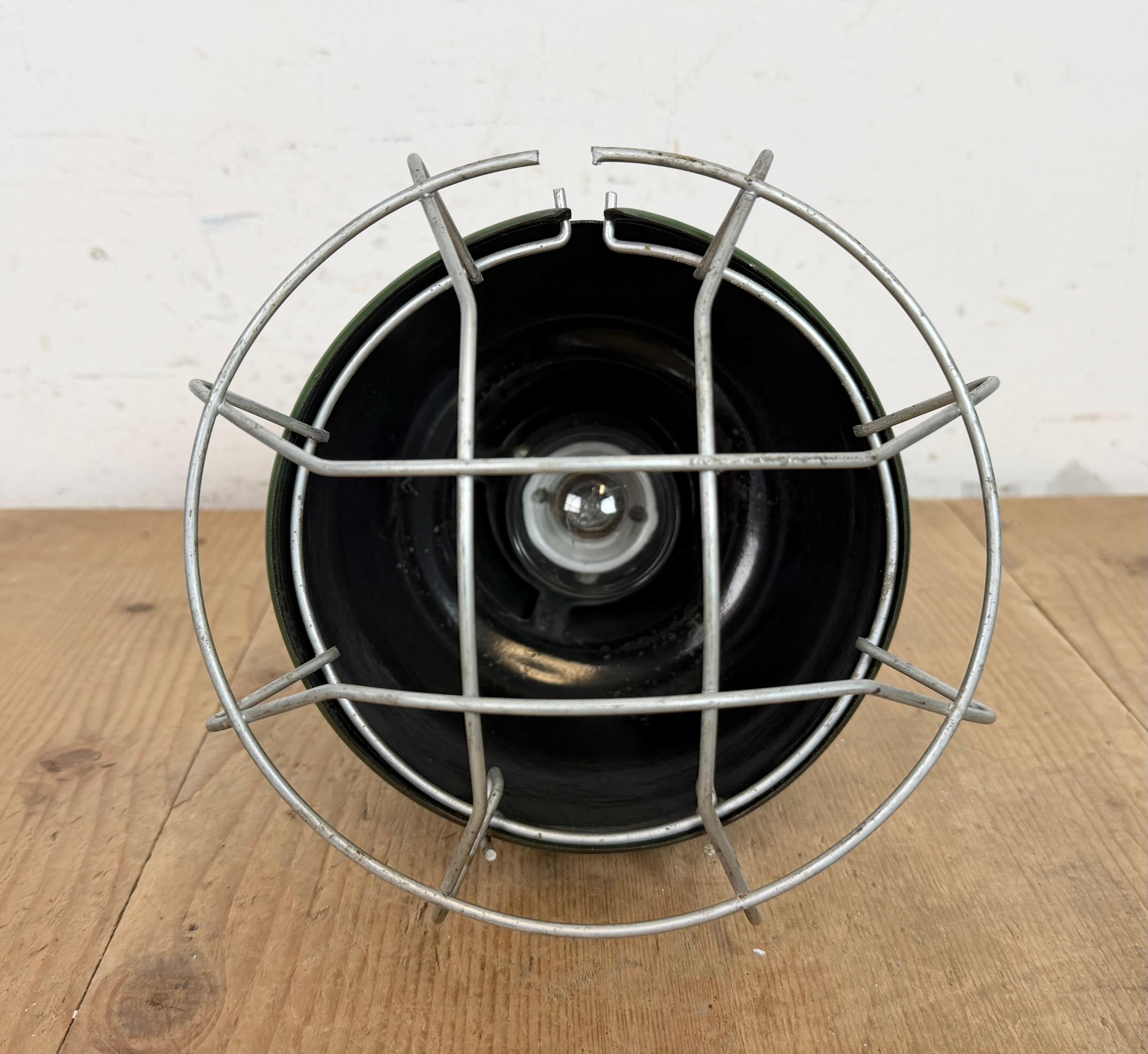 Lampada a sospensione industriale a gabbia in smalto verde di Philips, anni '60 in vendita 7