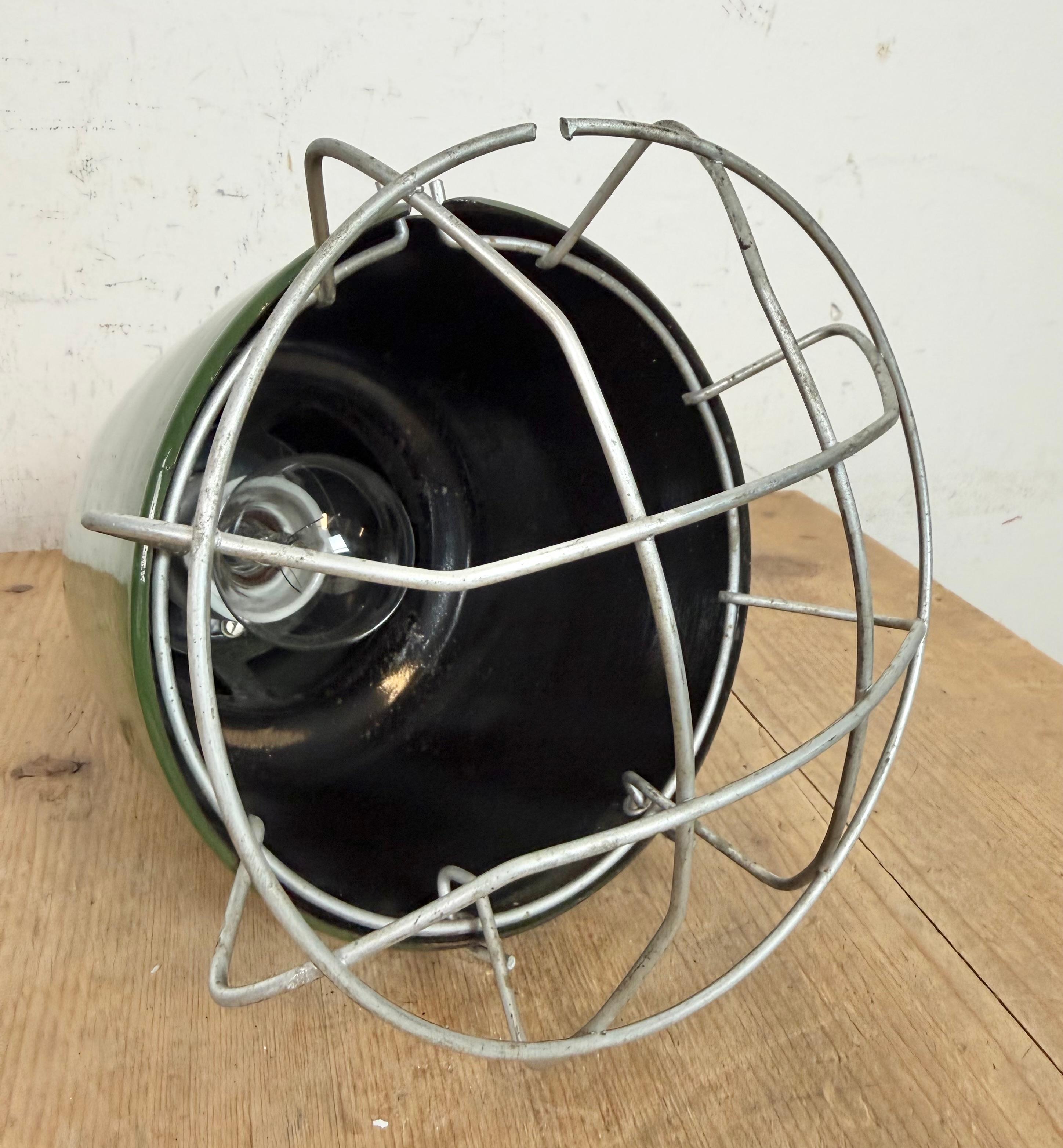 Lampada a sospensione industriale a gabbia in smalto verde di Philips, anni '60 in vendita 8