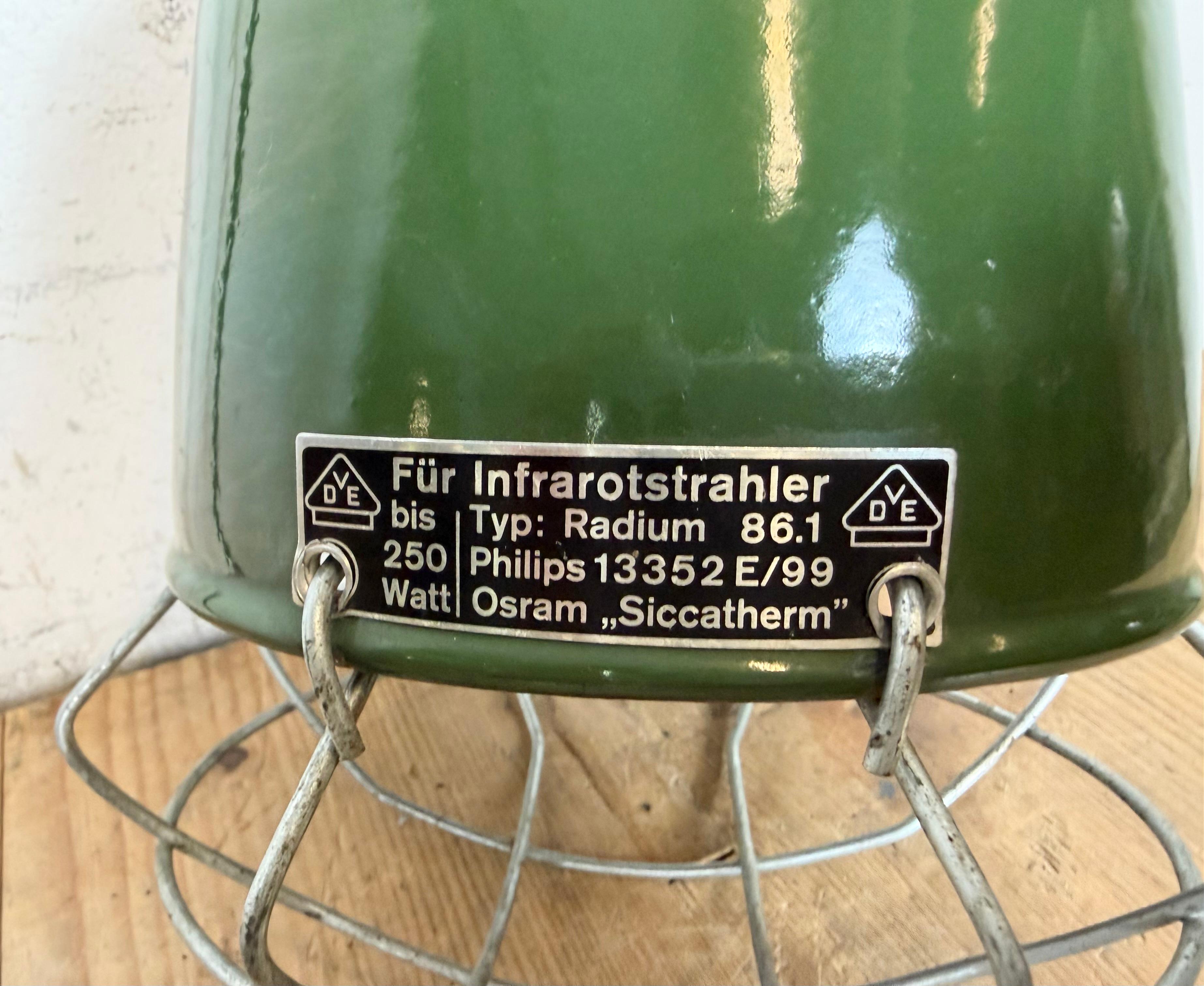 Lampada a sospensione industriale a gabbia in smalto verde di Philips, anni '60 in vendita 9