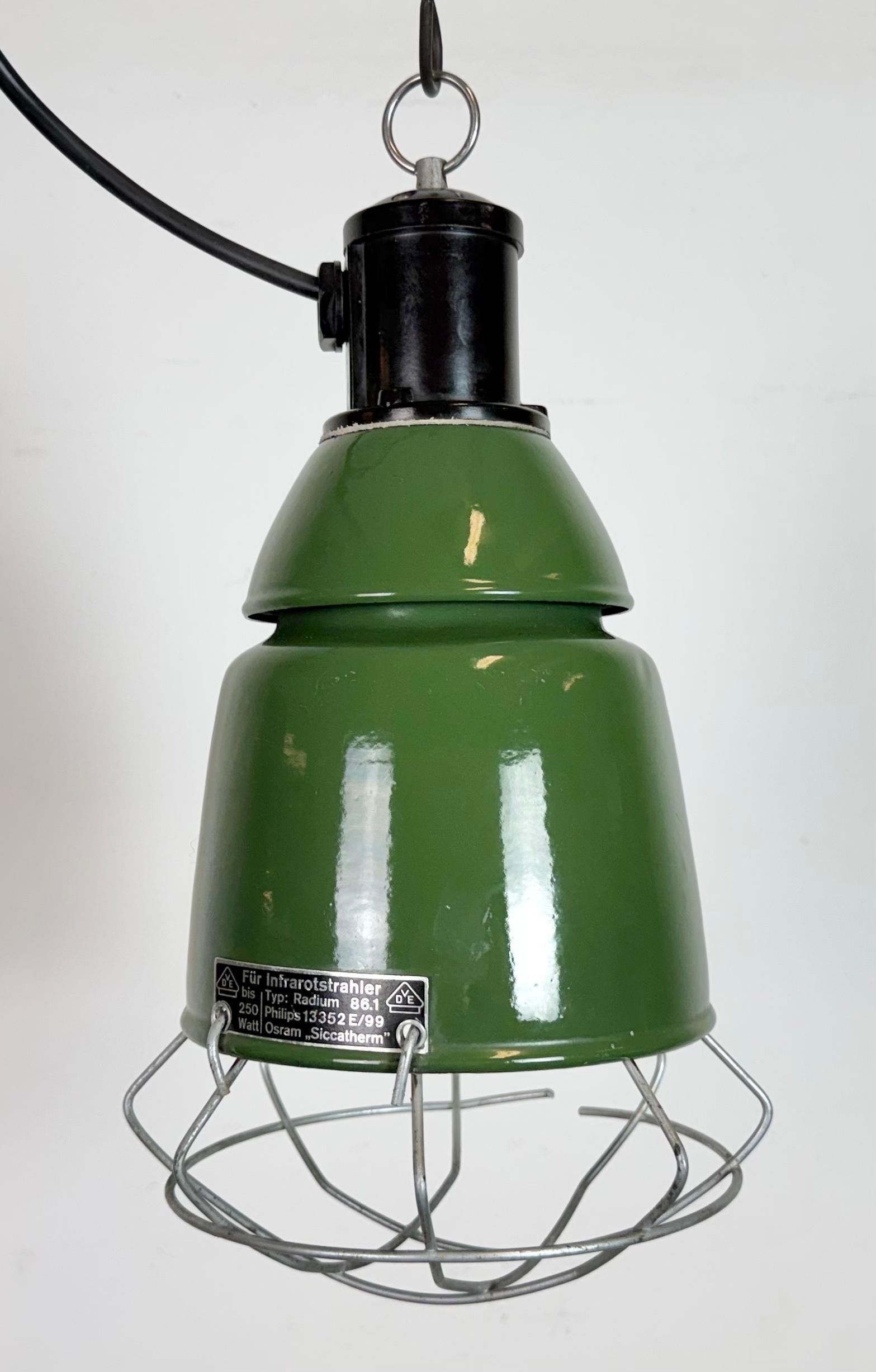 Industriale Lampada a sospensione industriale a gabbia in smalto verde di Philips, anni '60 in vendita
