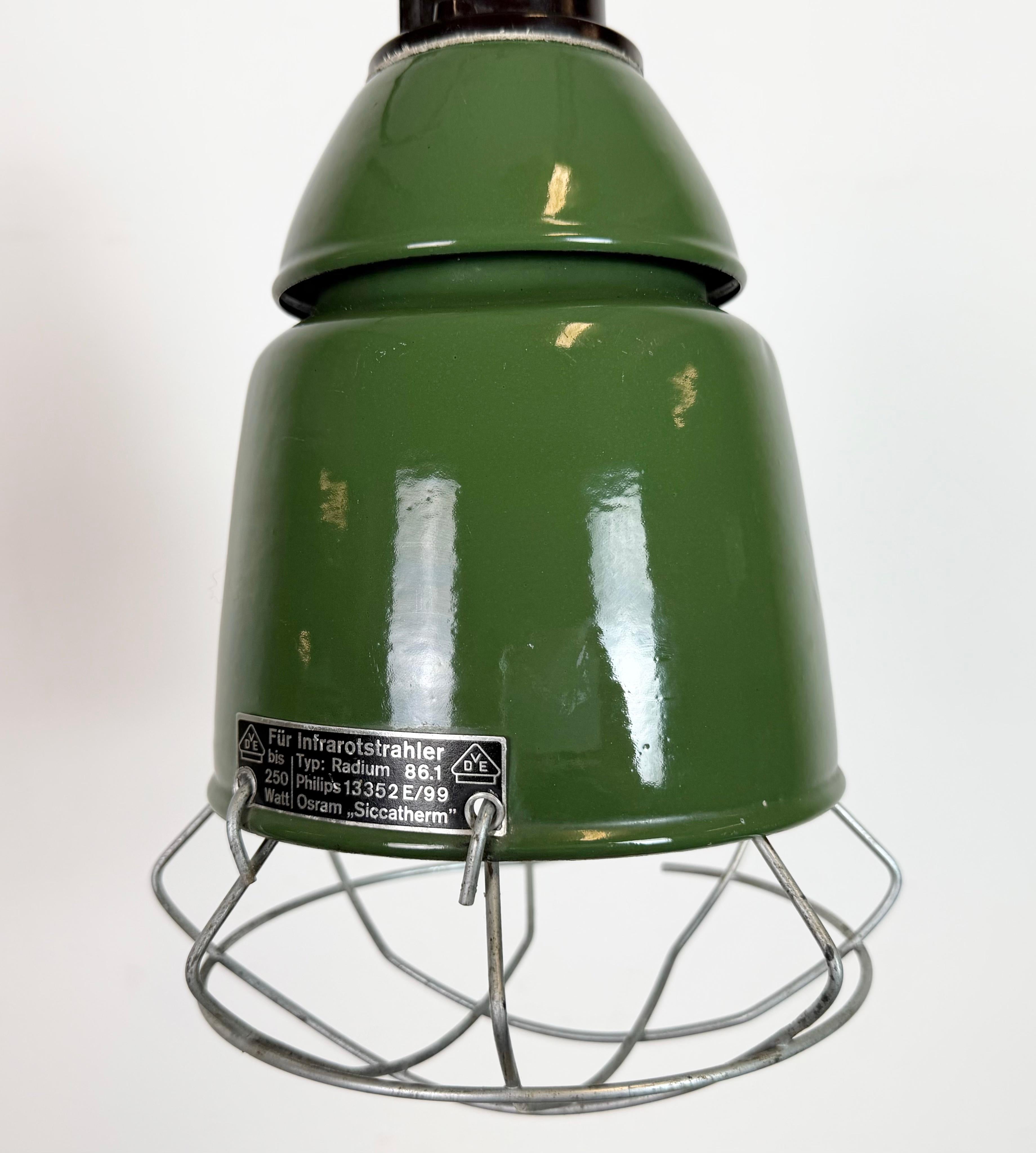 Lampada a sospensione industriale a gabbia in smalto verde di Philips, anni '60 In condizioni buone in vendita a Kojetice, CZ