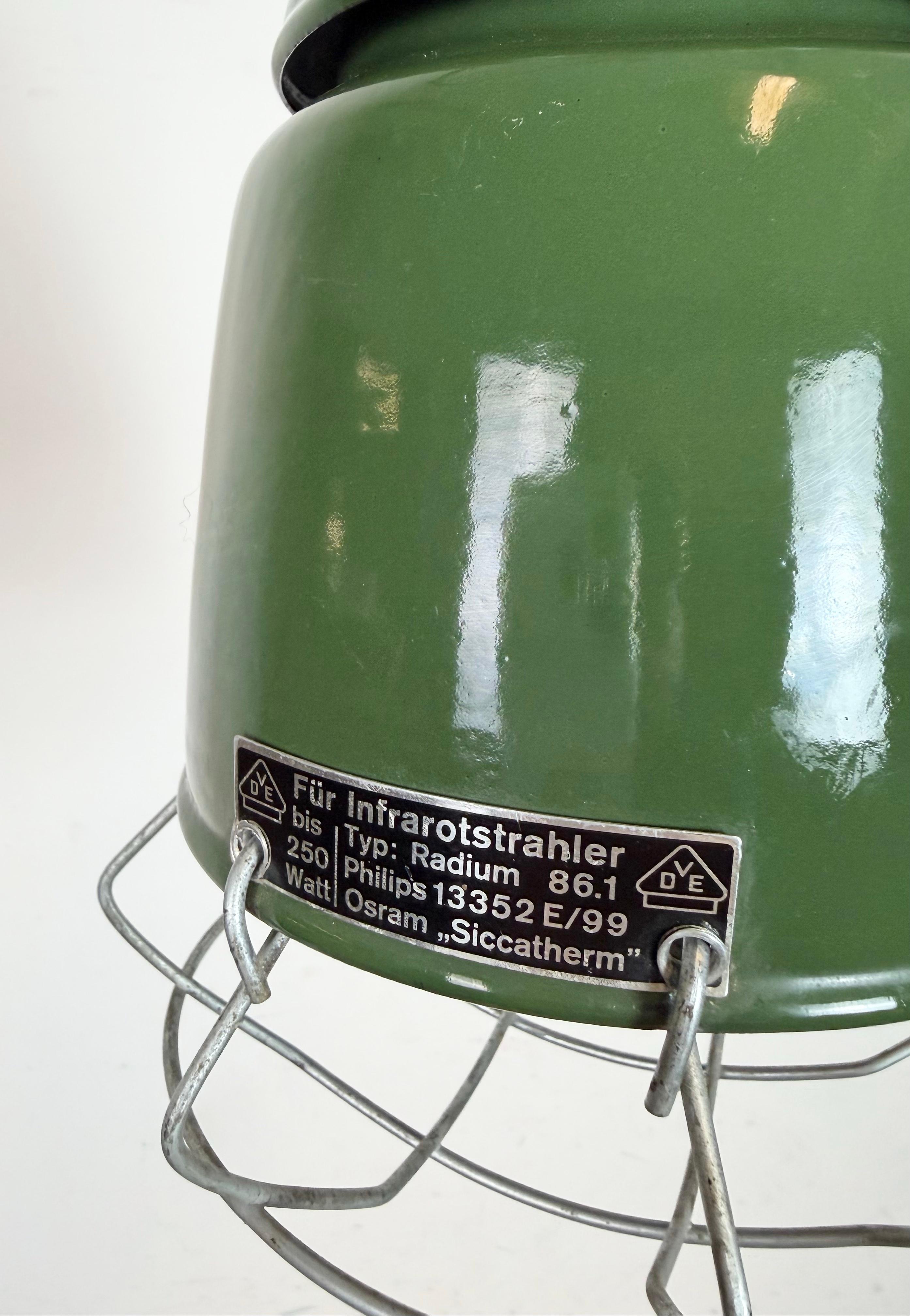 XX secolo Lampada a sospensione industriale a gabbia in smalto verde di Philips, anni '60 in vendita