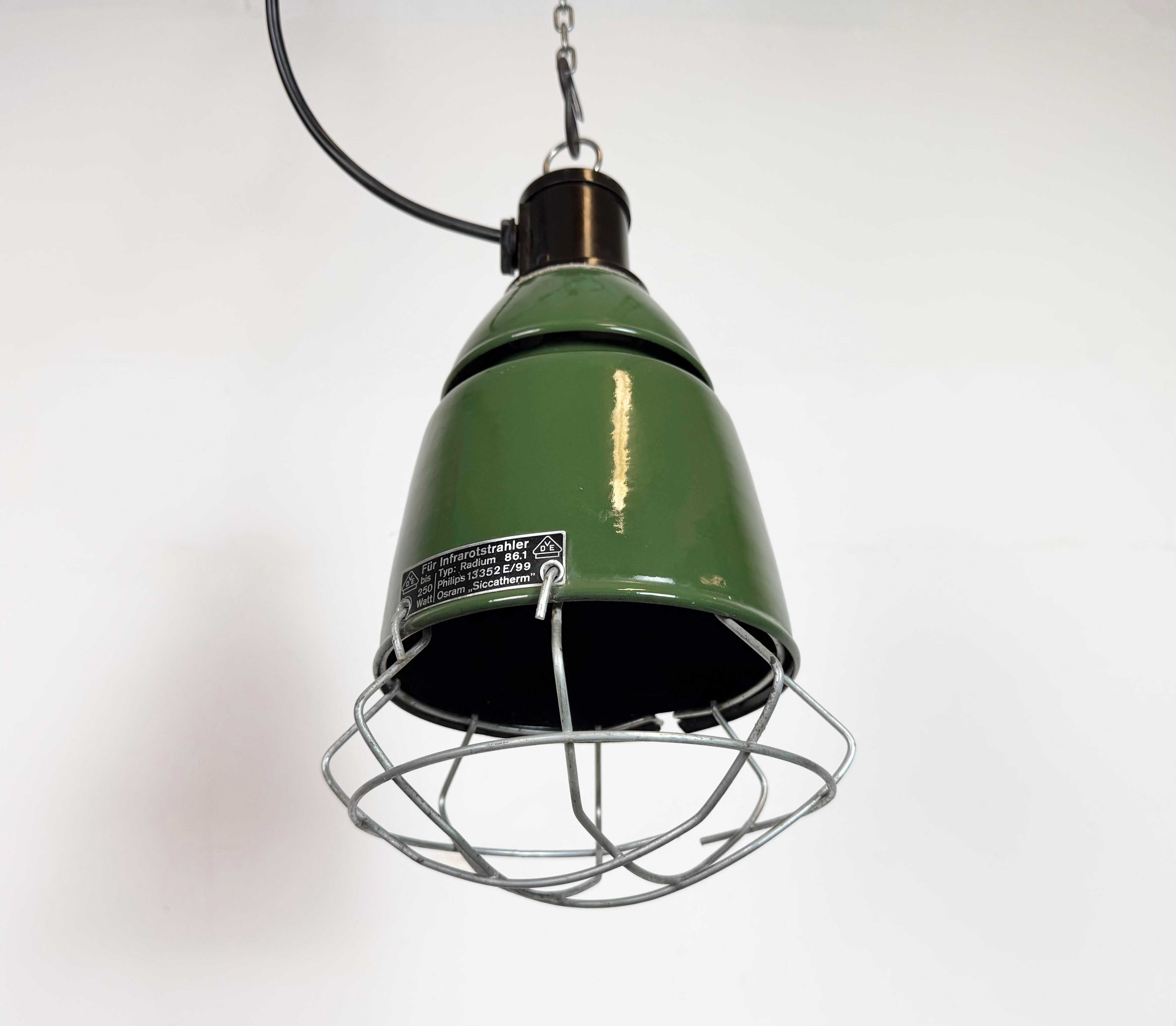 Ferro Lampada a sospensione industriale a gabbia in smalto verde di Philips, anni '60 in vendita