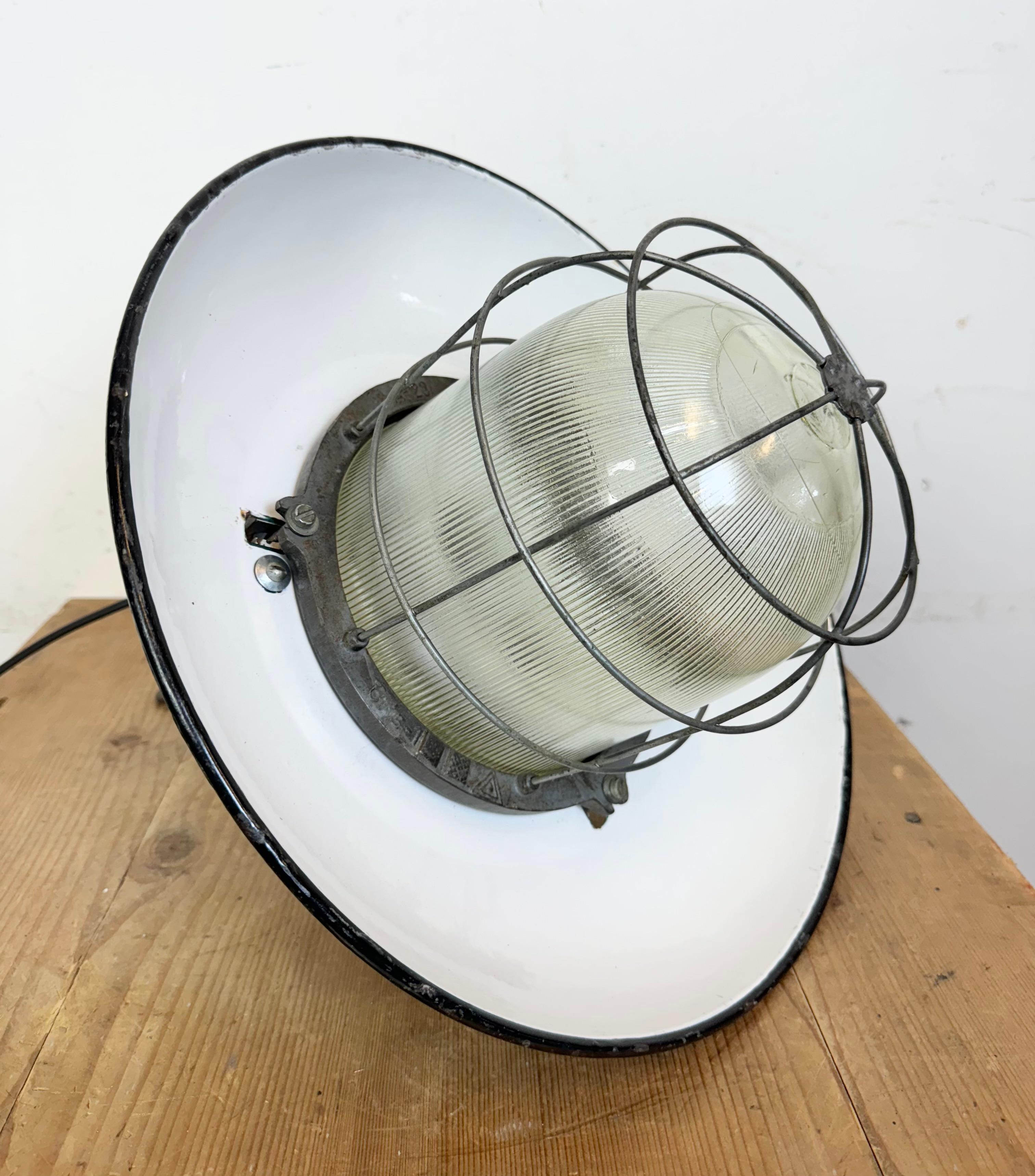Industrial Green Enamel Factory Cage Pendant Lamp in Cast Iron, 1960s For Sale 10