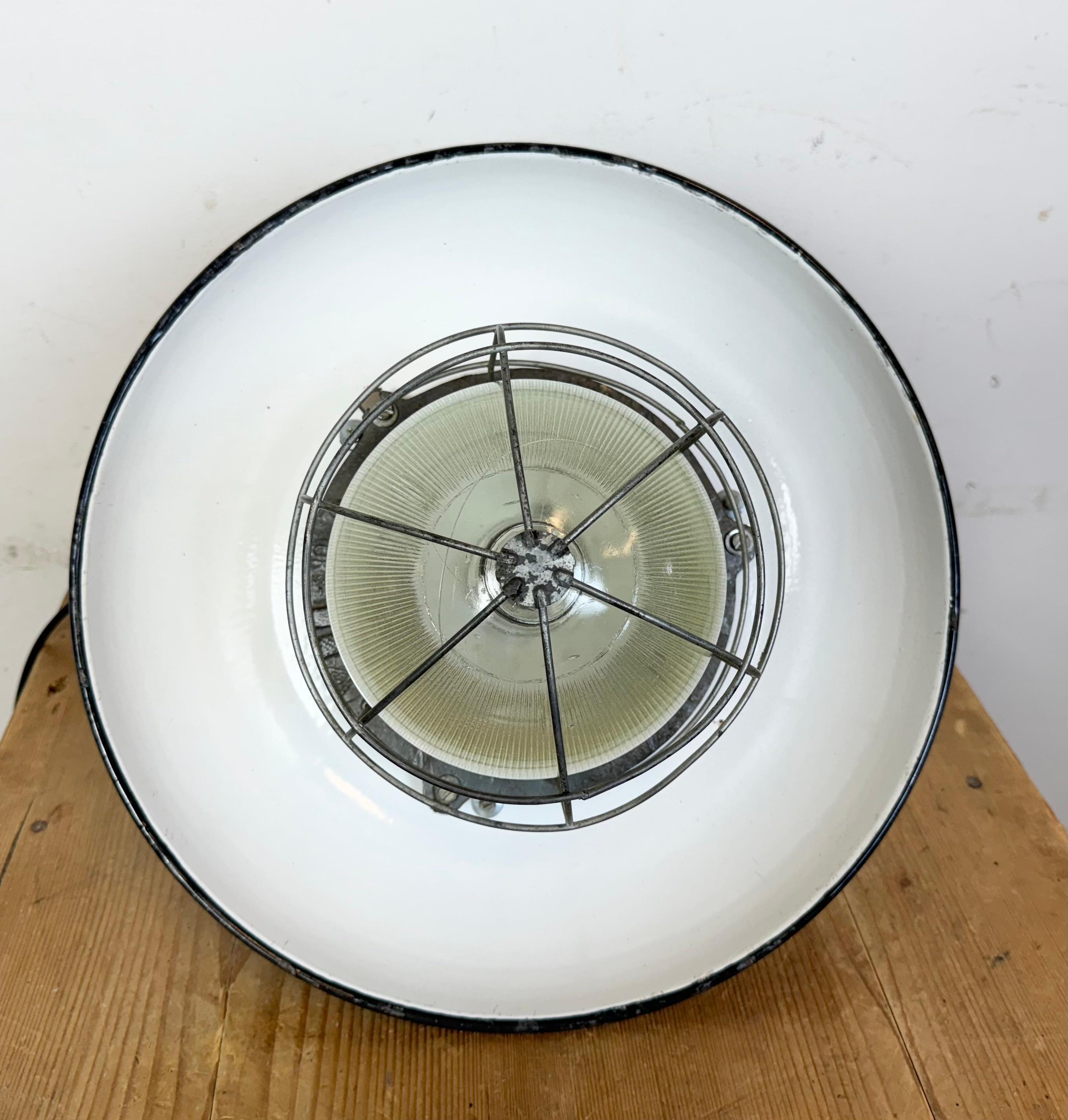 Lampe suspendue industrielle en forme de cage d'usine en fonte, années 1960 en vente 8