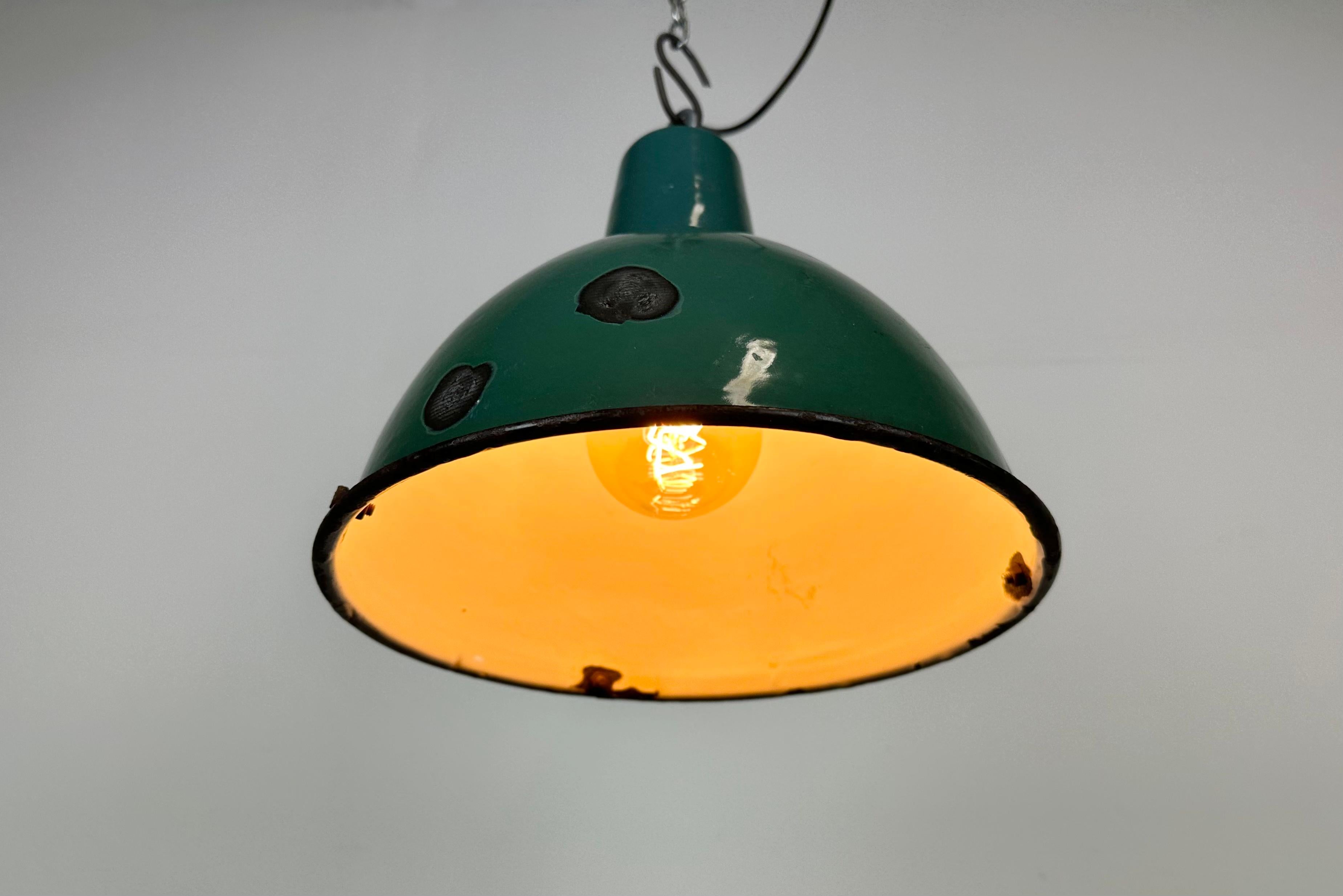 Industrielle grüne Emaille-Fabrik-Lampe, 1960er-Jahre im Angebot 5