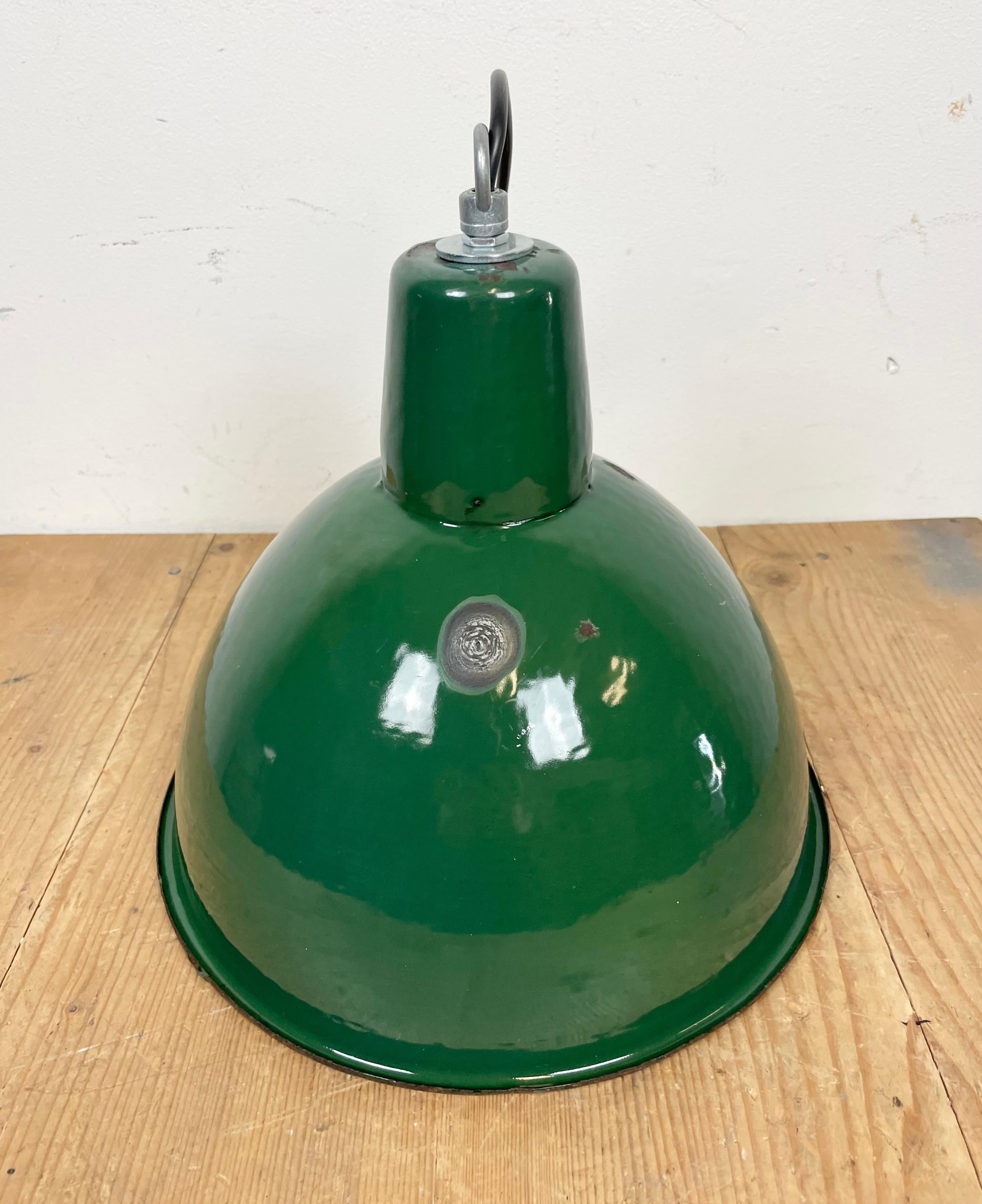 Industrielle grüne Emaille-Fabrik-Lampe, 1960er-Jahre im Angebot 6