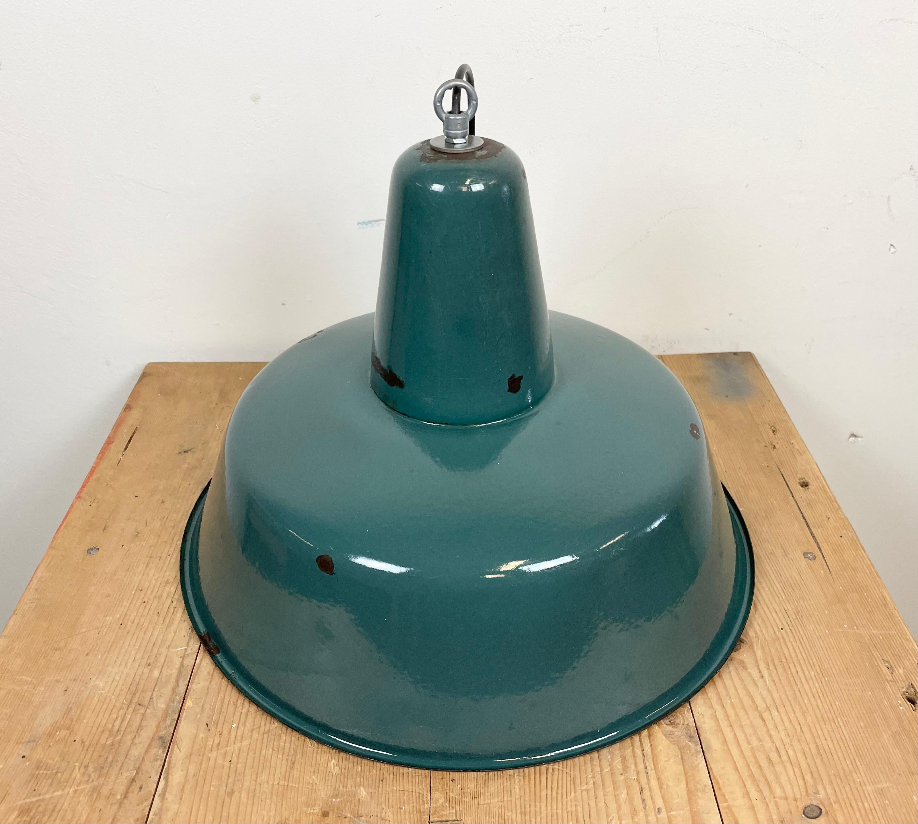 Industrielle grüne Emaille-Werkstattlampe, 1960er Jahre im Angebot 7