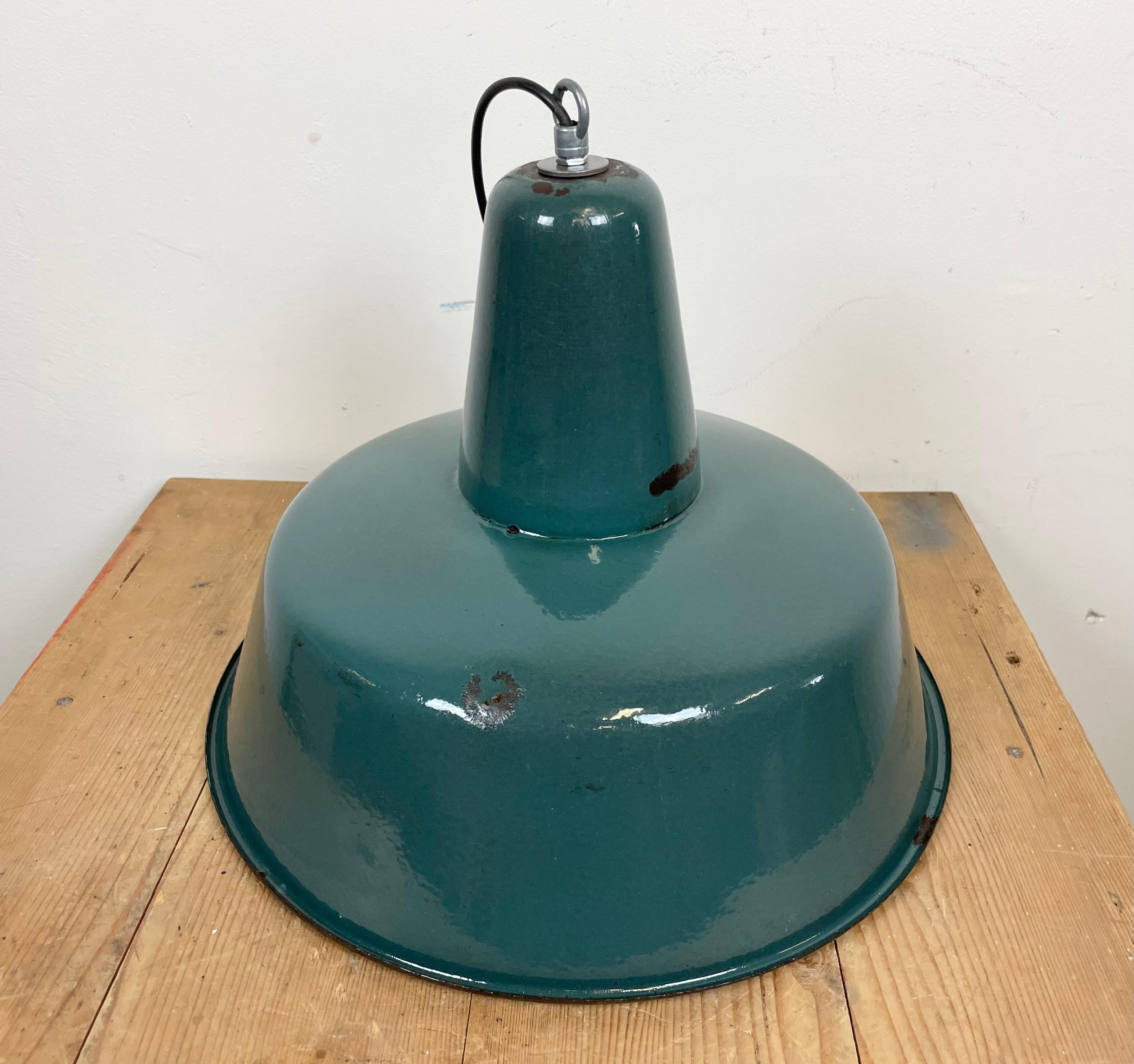 Industrielle grüne Emaille-Werkstattlampe, 1960er Jahre im Angebot 9