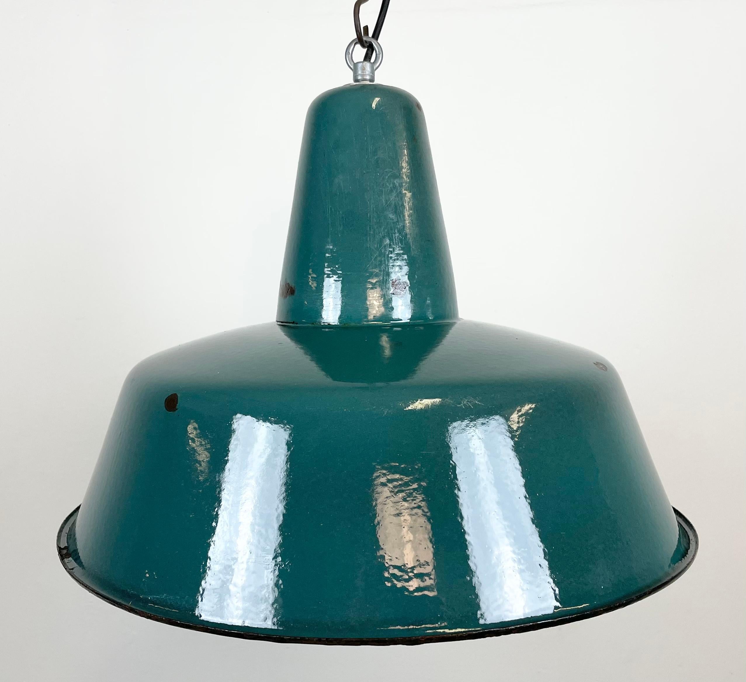 Industrielle grüne Emaille-Werkstattlampe, 1960er Jahre (Polnisch) im Angebot