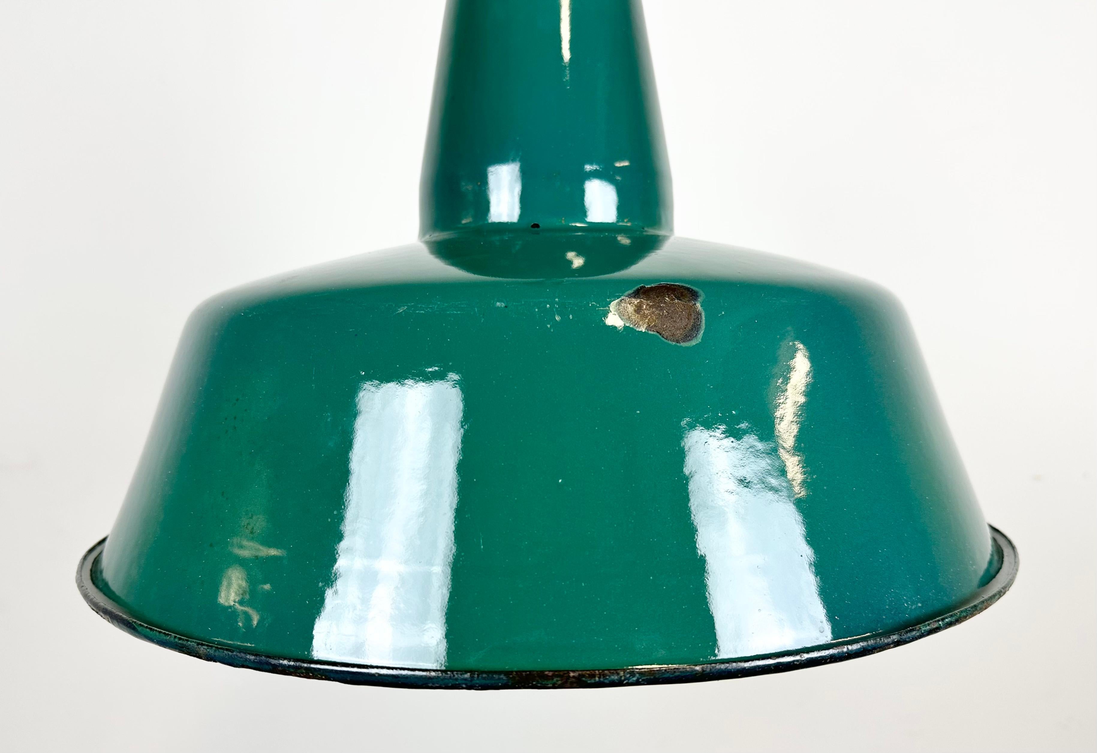 Industrielle grüne Emaille-Fabrik-Lampe, 1960er-Jahre im Zustand „Gut“ im Angebot in Kojetice, CZ