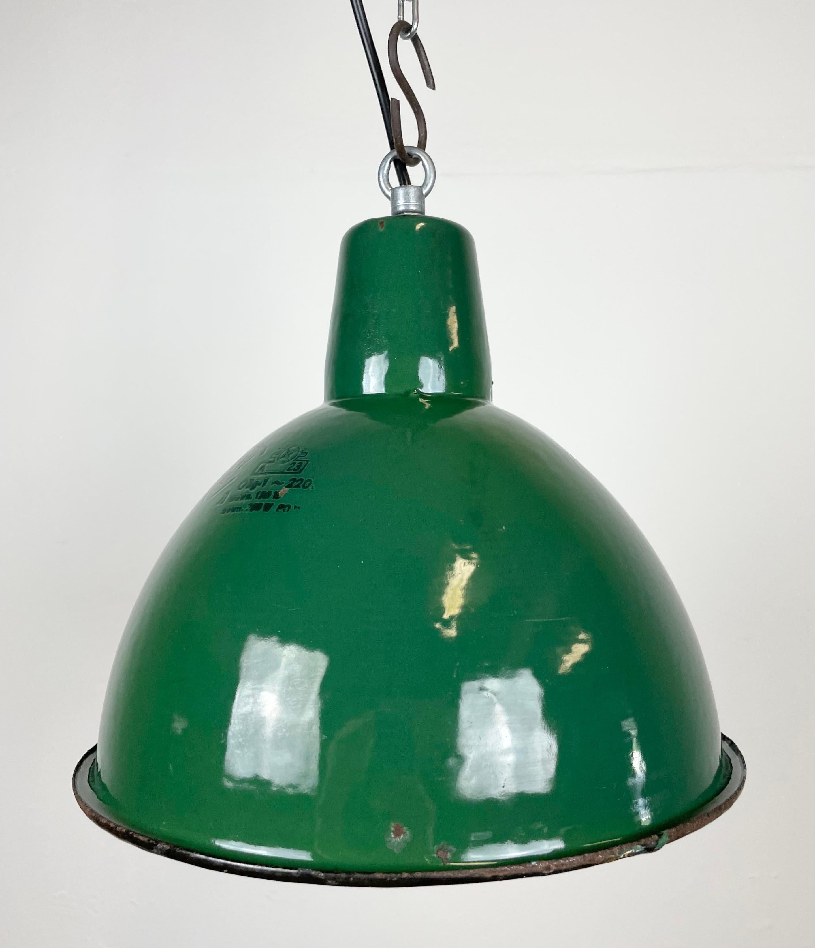 Industrielle grüne Emaille-Fabrik-Lampe, 1960er-Jahre (20. Jahrhundert) im Angebot