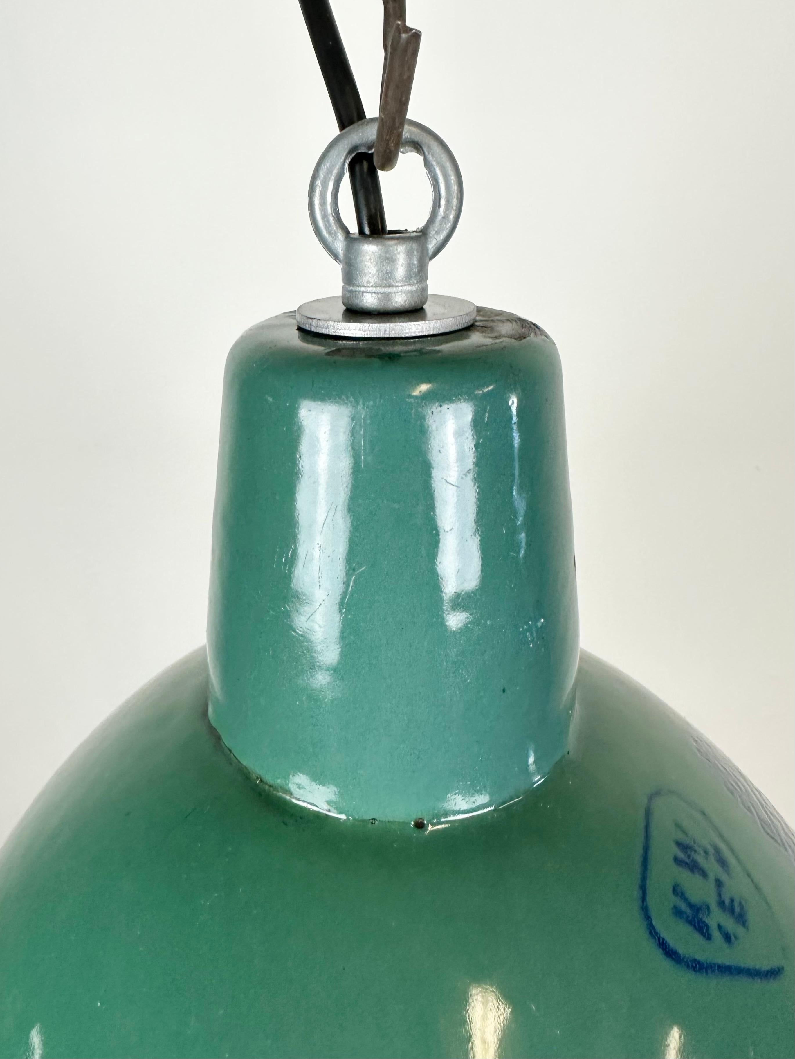 Lampada industriale da fabbrica in smalto verde, anni '60 In condizioni discrete in vendita a Kojetice, CZ