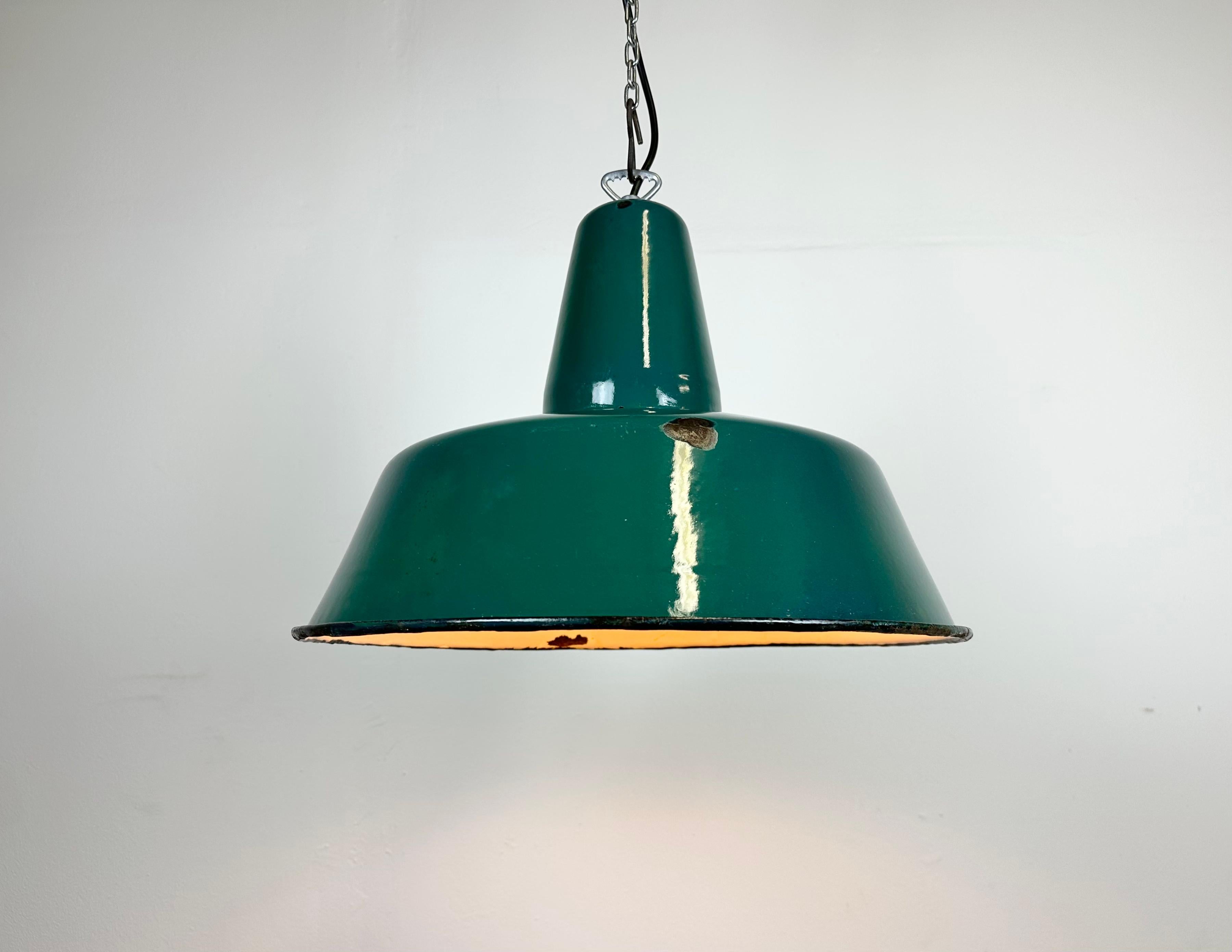Industrielle grüne Emaille-Fabrik-Lampe, 1960er-Jahre im Angebot 4