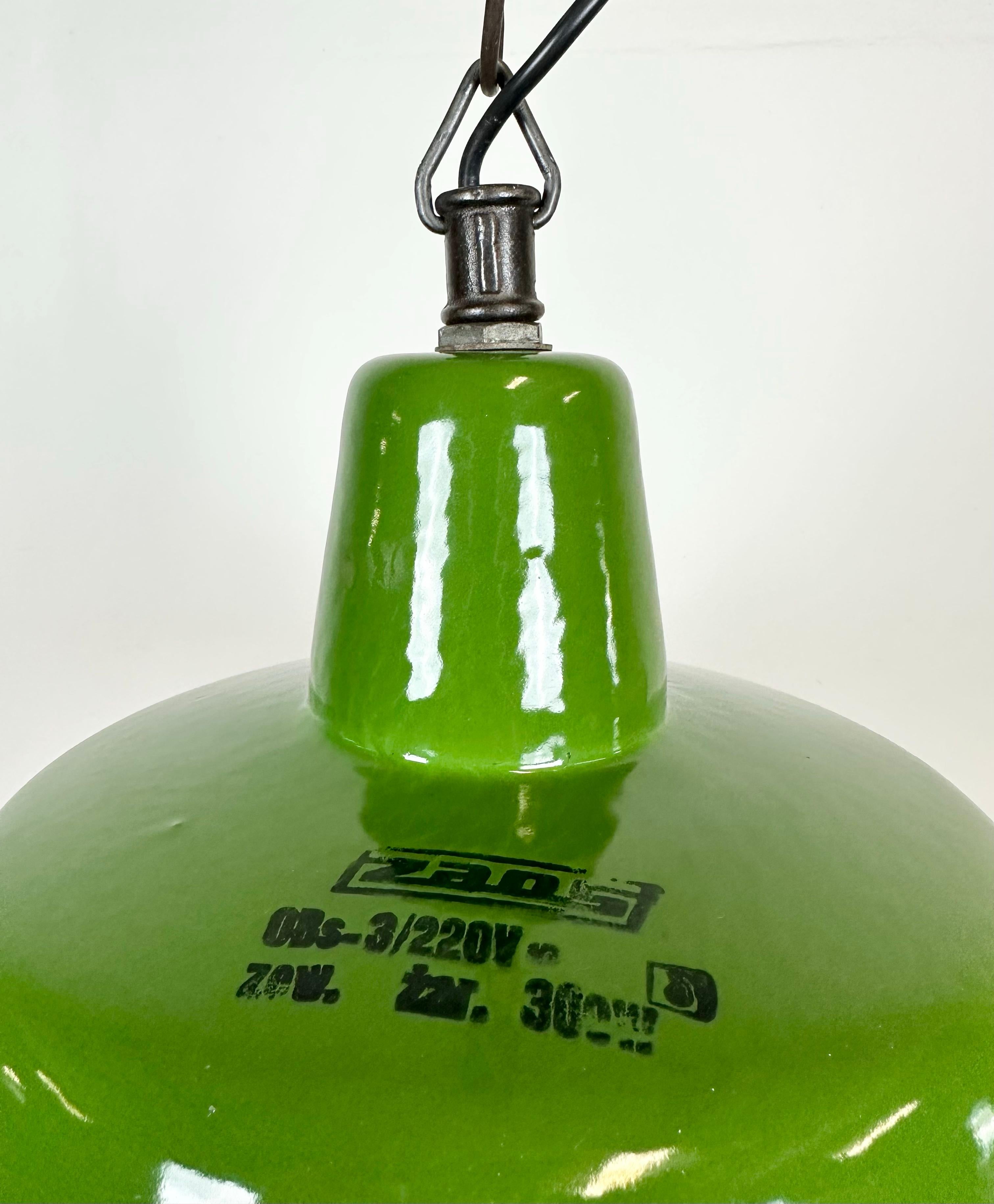 Industrielle grüne Emaille-Fabrik-Lampe von Zaos, 1960er Jahre (Polnisch) im Angebot