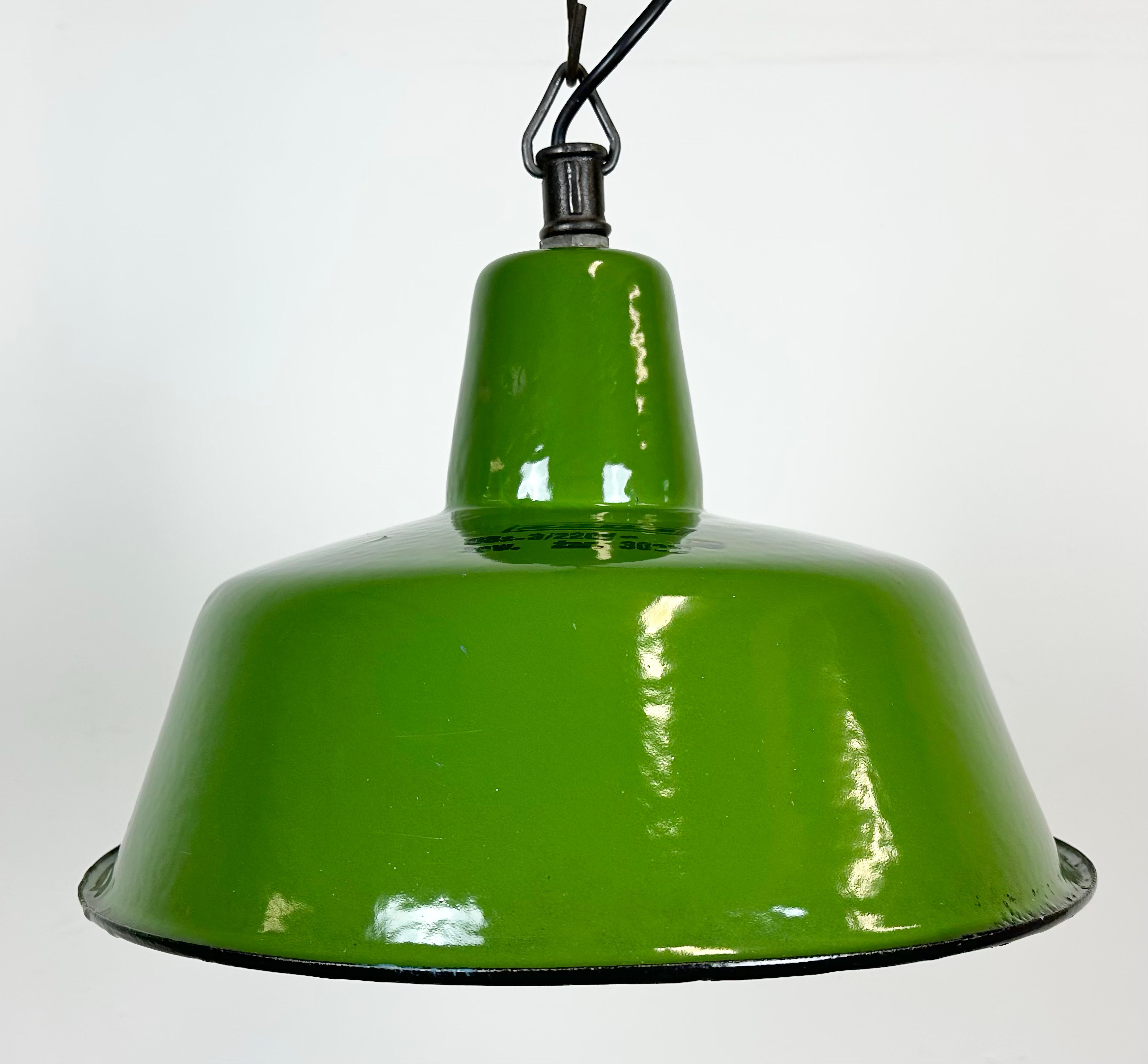 Industrielle grüne Emaille-Fabrik-Lampe von Zaos, 1960er Jahre (20. Jahrhundert) im Angebot