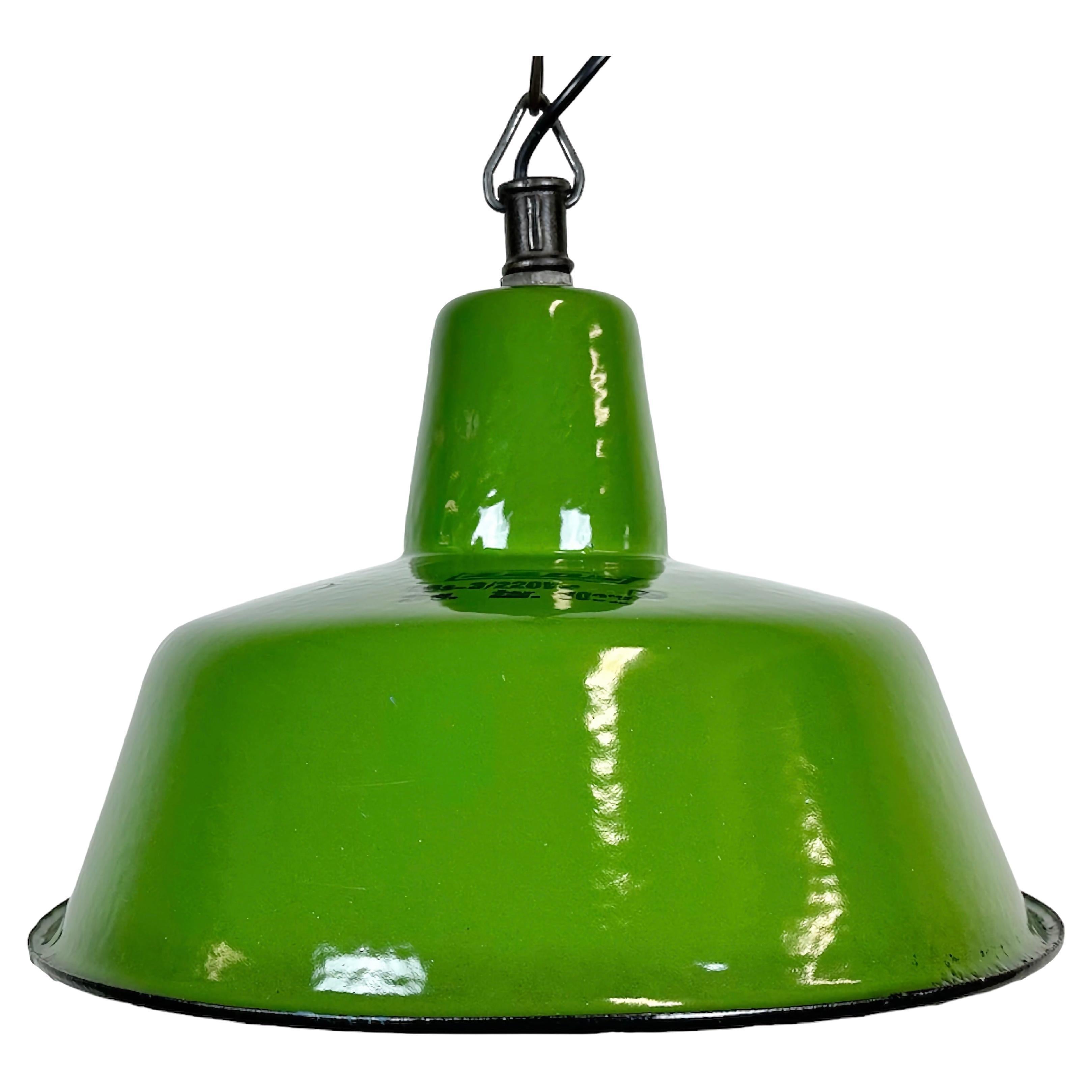 Industrielle grüne Emaille-Fabrik-Lampe von Zaos, 1960er Jahre im Angebot
