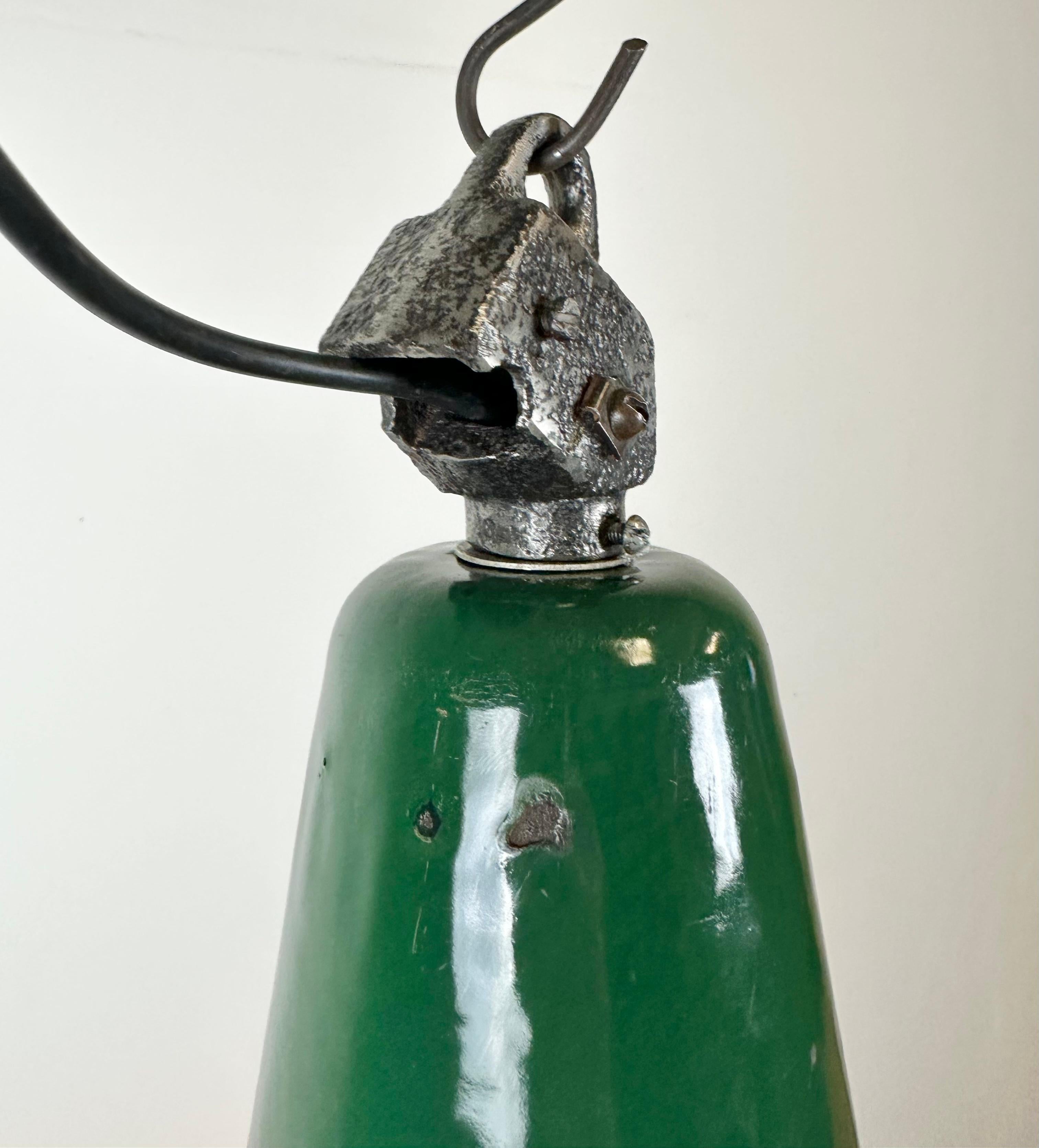 Industrial Green Enamel Factory Lamp with Cast Iron Top, 1960s For Sale 5