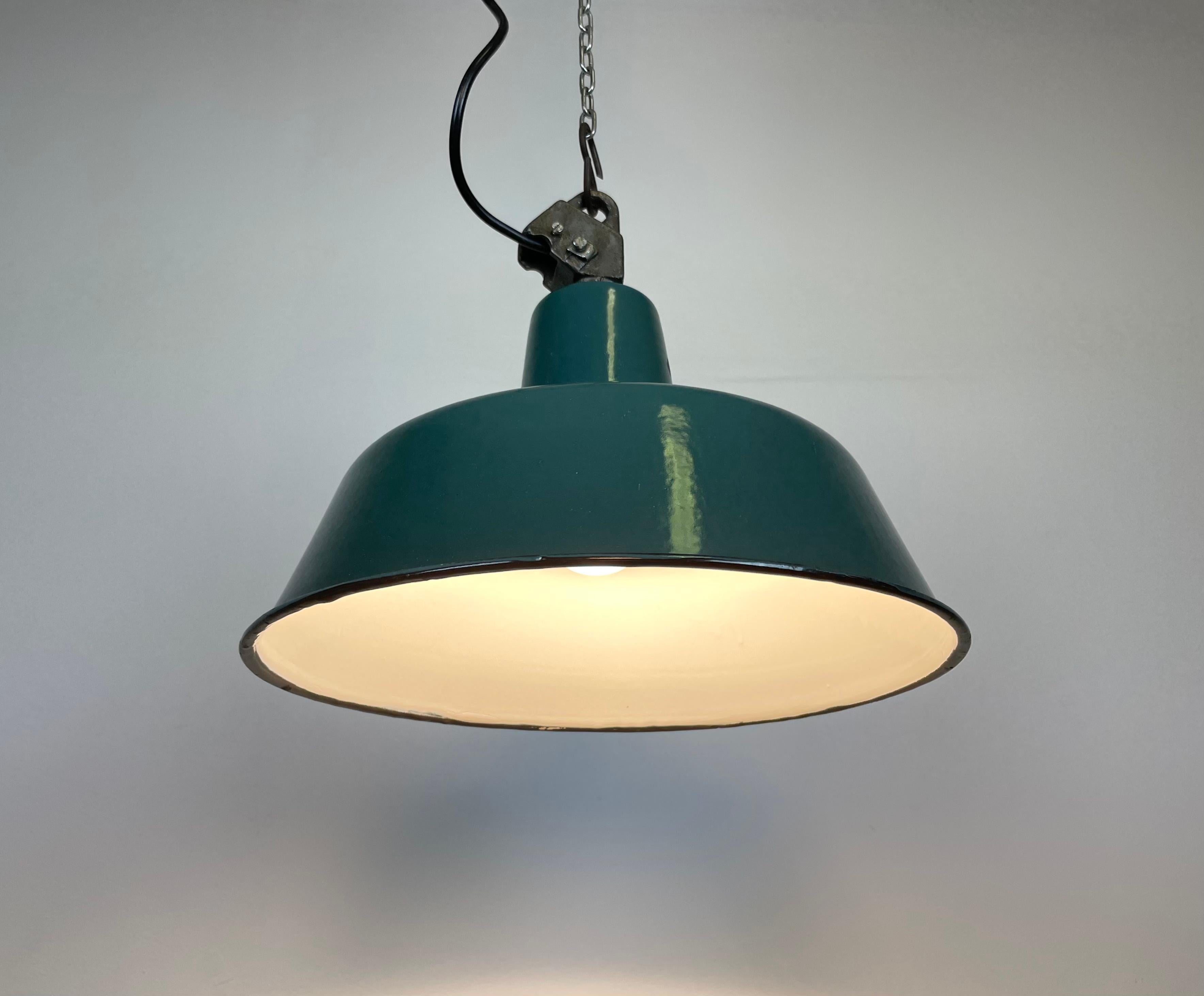 Lampe d'usine industrielle en émail vert avec plateau en fonte, années 1960 en vente 3