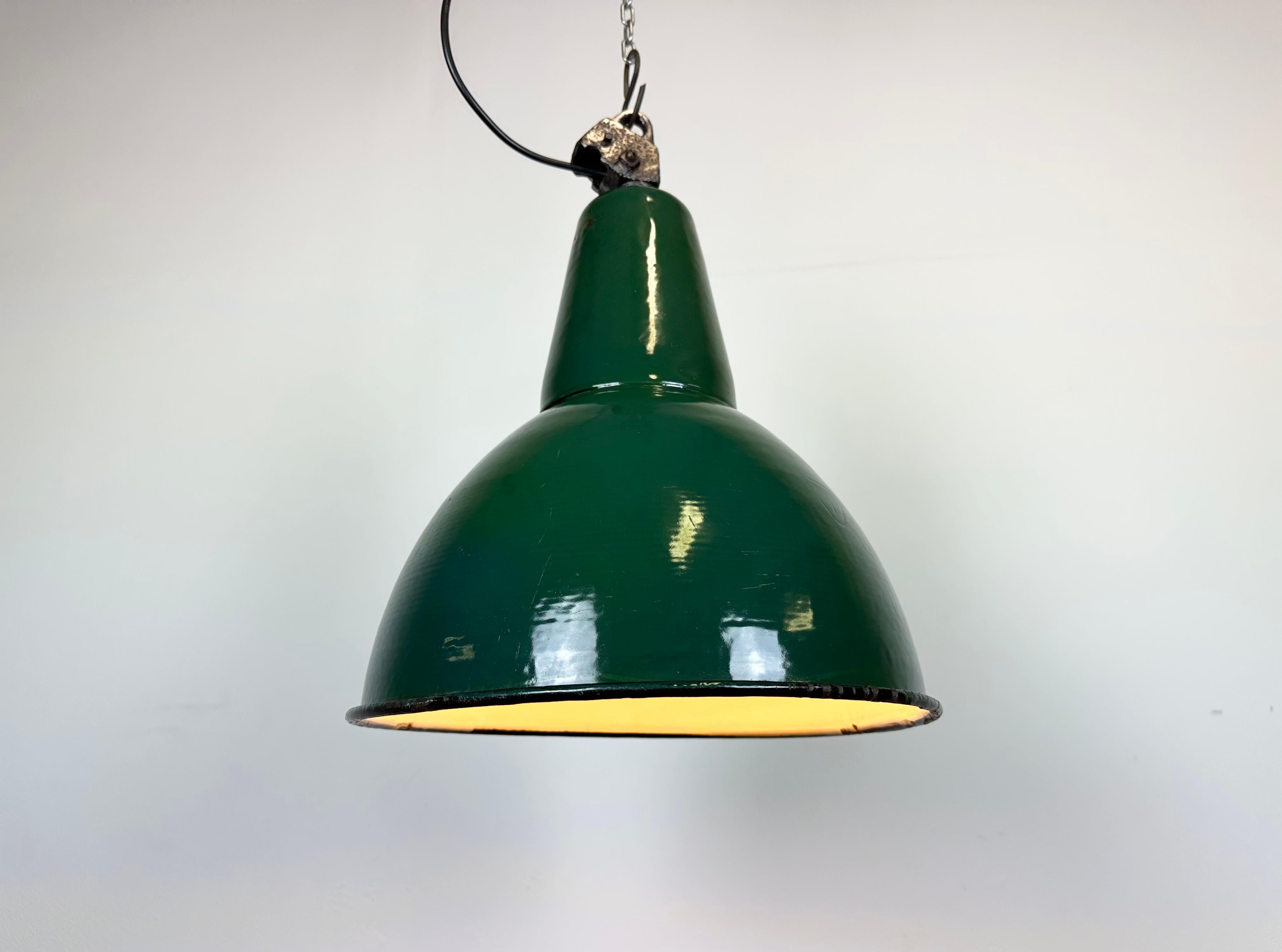 Industrial Green Enamel Factory Lamp with Cast Iron Top, 1960s For Sale 6