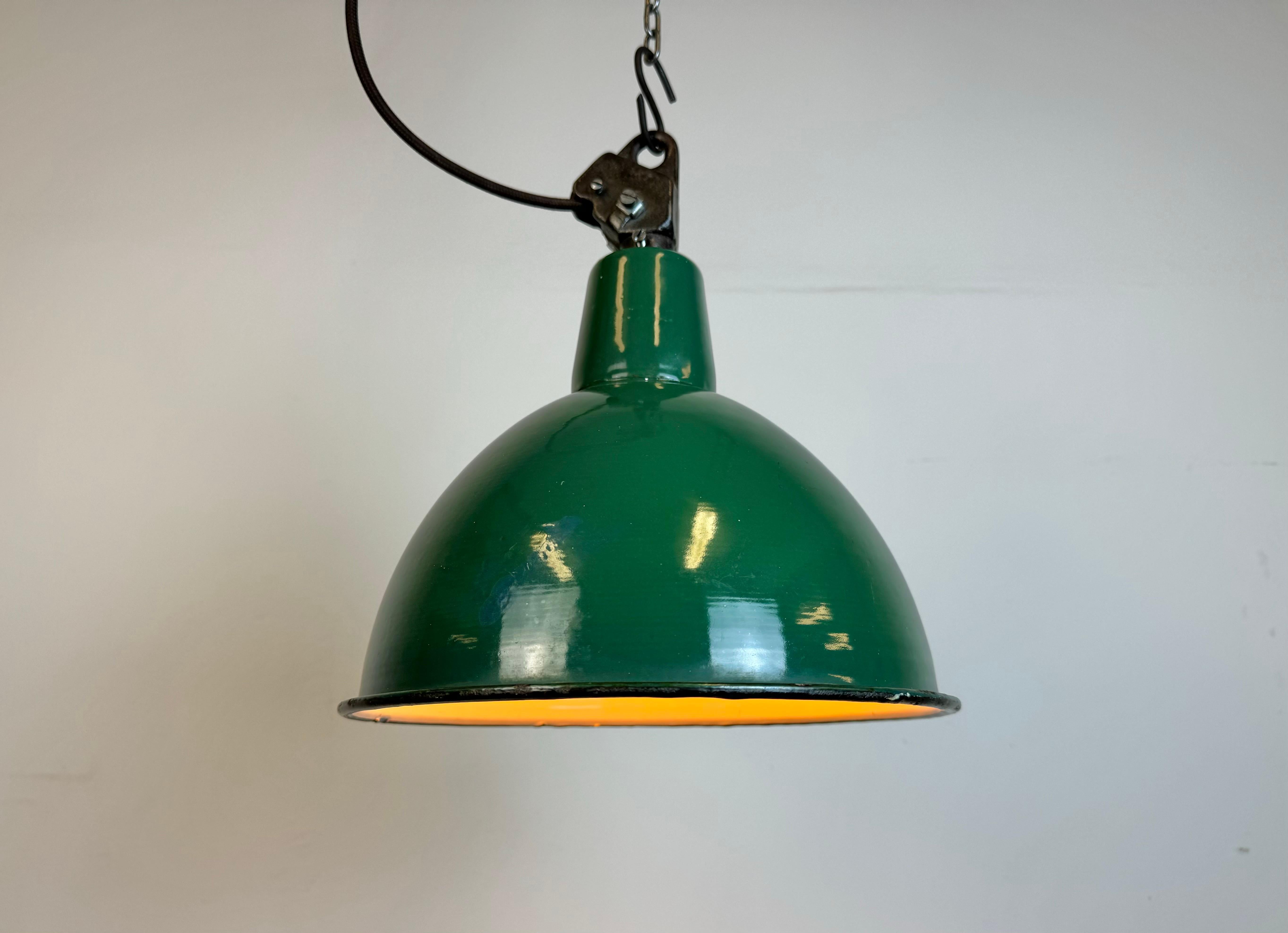 Industrial Green Enamel Factory Lamp with Cast Iron Top, 1960s For Sale 6