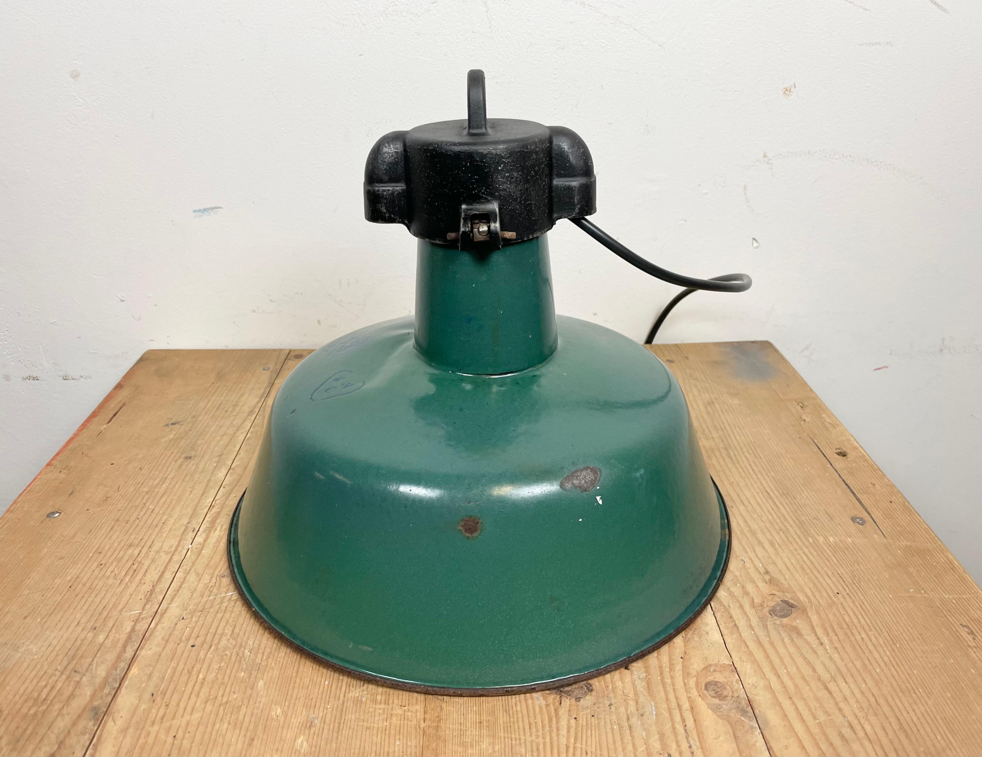 Industrial Green Enamel Factory Lamp with Cast Iron Top, 1960s For Sale 7