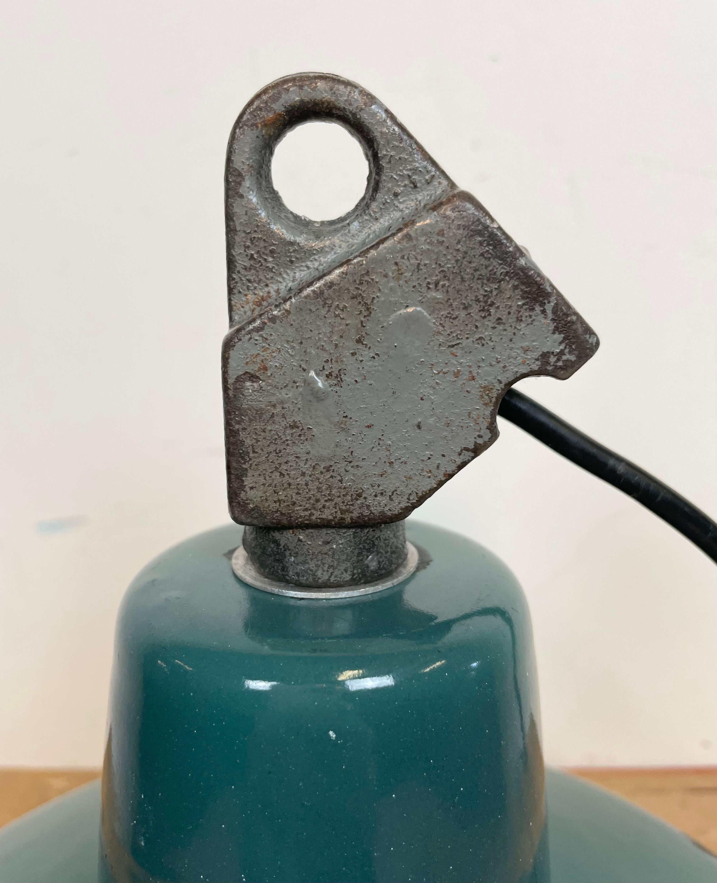 Industrielle grüne Emaille-Fabrik-Lampe mit Gusseisenplatte, 1960er Jahre im Angebot 6