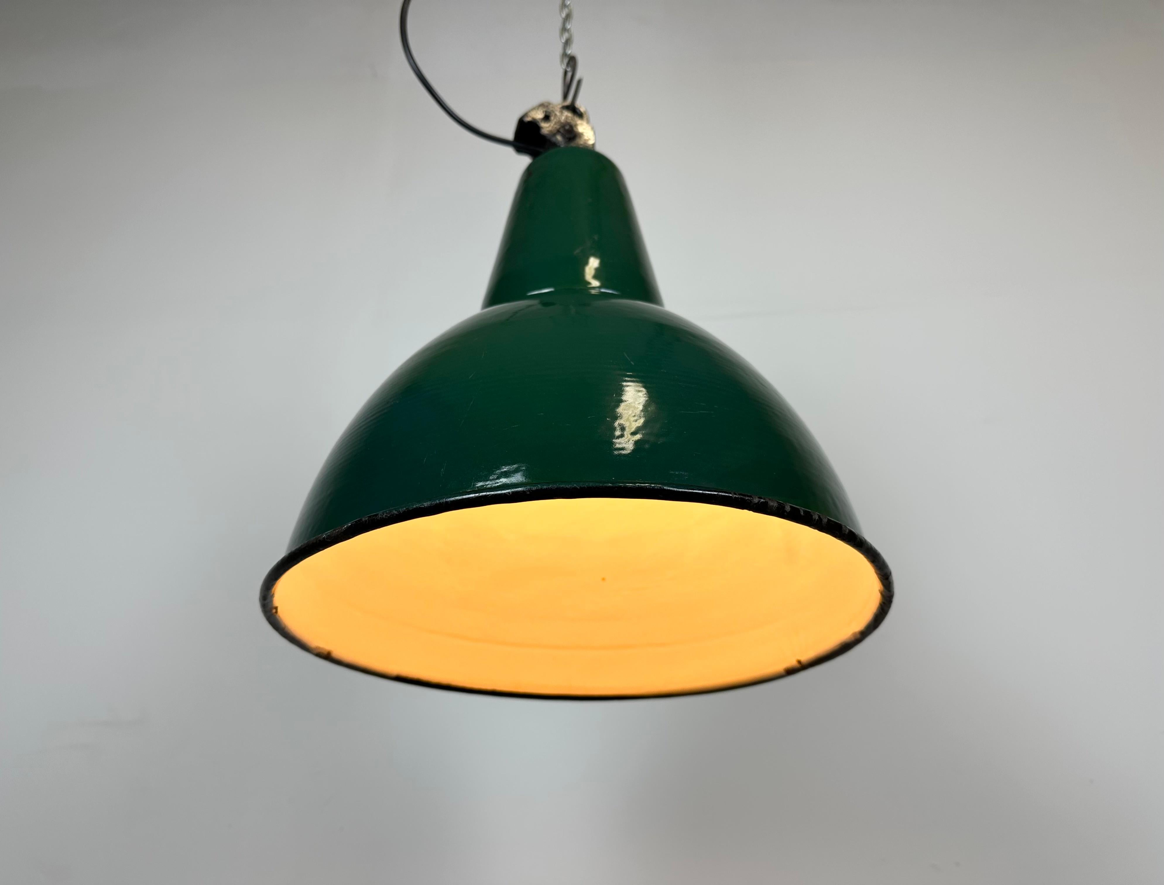 Industrial Green Enamel Factory Lamp with Cast Iron Top, 1960s For Sale 7