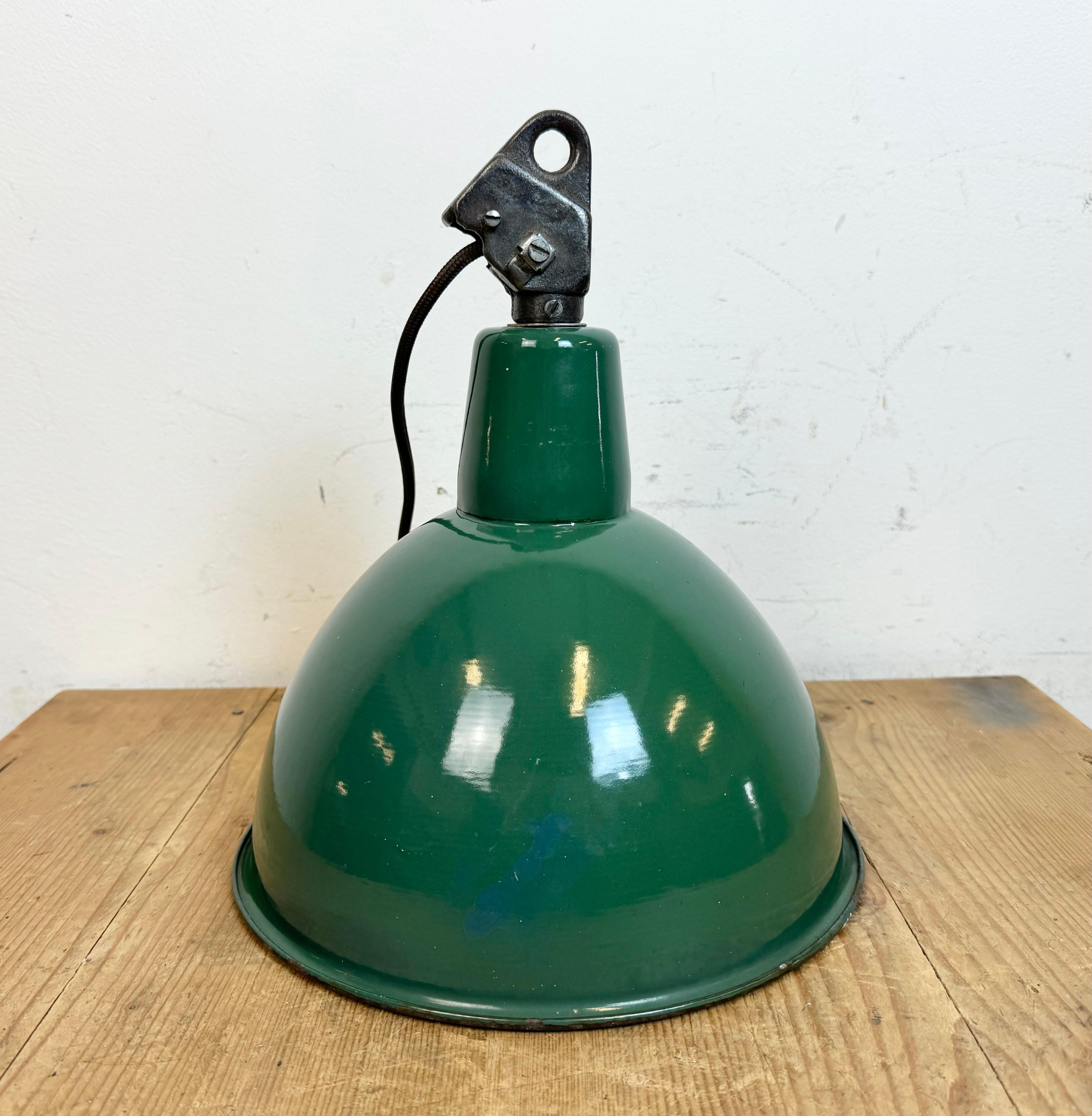 Industrial Green Enamel Factory Lamp with Cast Iron Top, 1960s For Sale 8