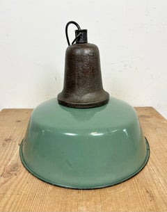 Lampe d'usine industrielle en émail vert avec plateau en fonte, années 1960