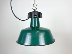 Lampada industriale da fabbrica in smalto verde con piano in ghisa, anni '60