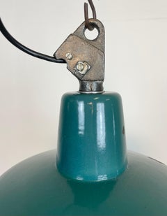 Lampada industriale da fabbrica in smalto verde con piano in ghisa, anni '60