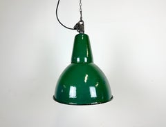 Lámpara Industrial de Fábrica de Esmalte Verde con Tapa de Hierro Fundido, Años 60