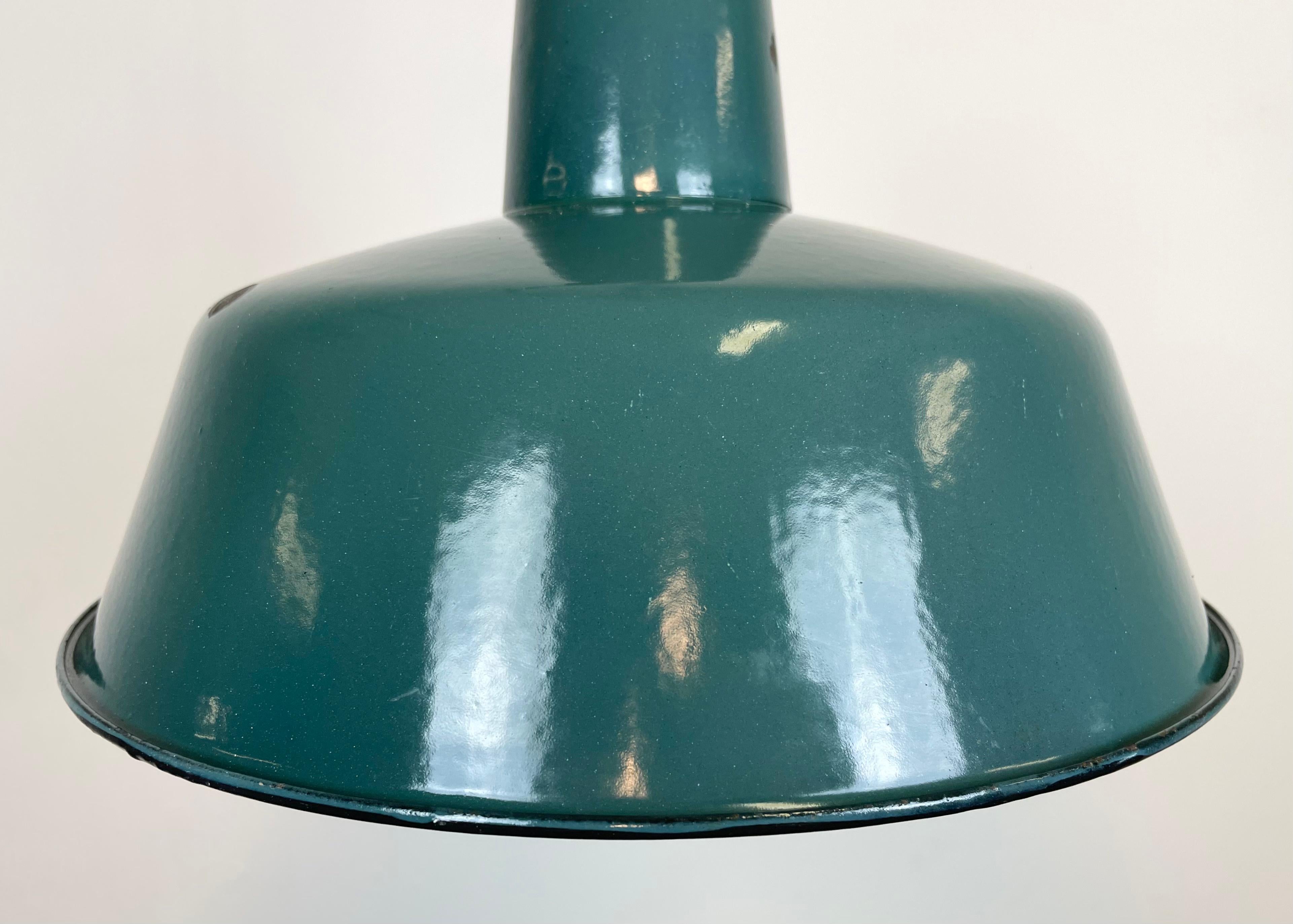 Industriel Lampe d'usine industrielle en émail vert avec plateau en fonte, années 1960 en vente
