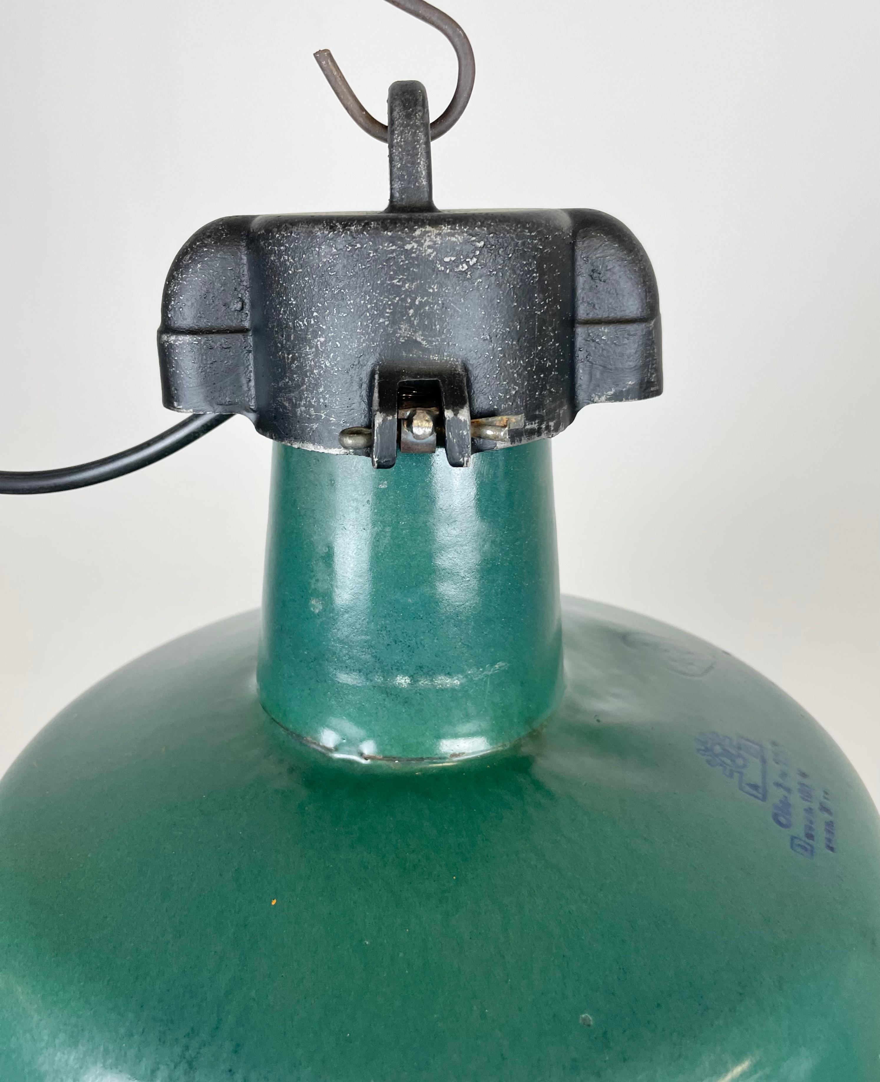 Industrial Green Enamel Factory Lamp with Cast Iron Top, 1960s In Good Condition For Sale In Kojetice, CZ