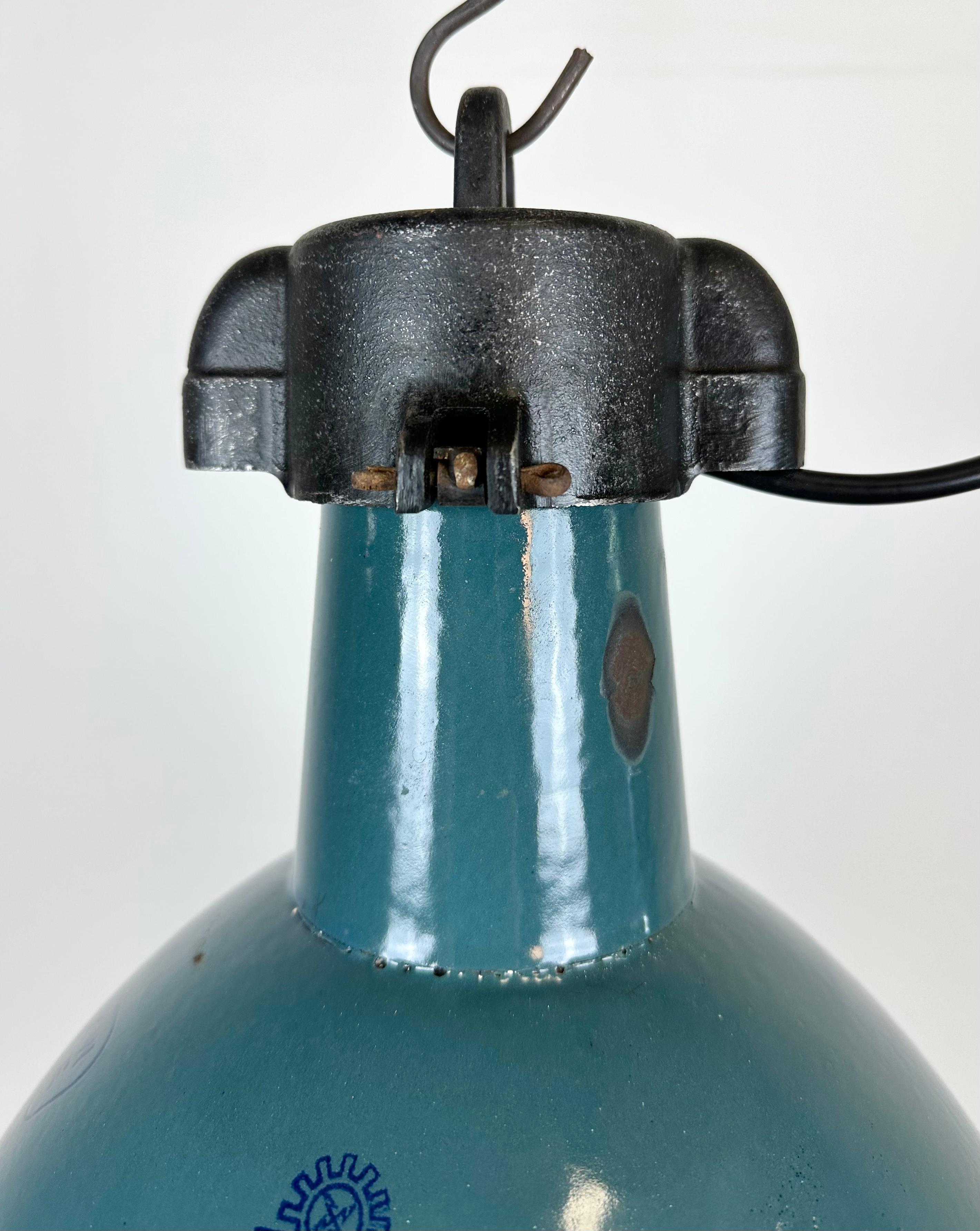 Industrial Green Enamel Factory Lamp with Cast Iron Top, 1960s In Good Condition In Kojetice, CZ