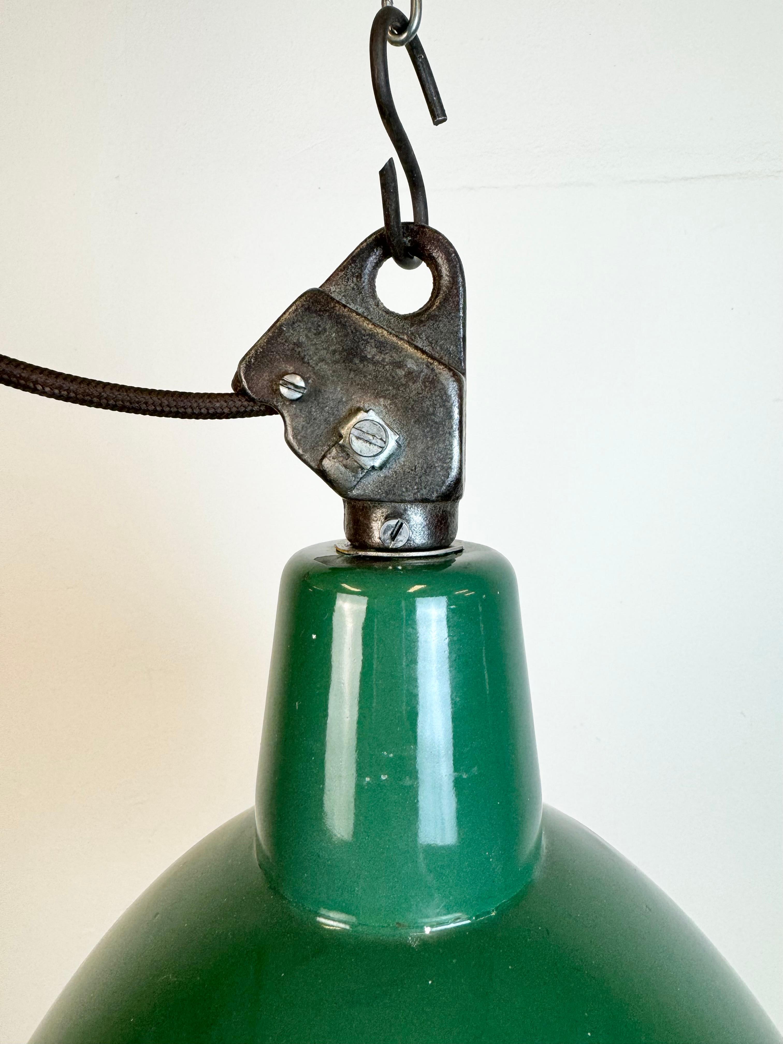 Industrial Green Enamel Factory Lamp with Cast Iron Top, 1960s In Good Condition For Sale In Kojetice, CZ