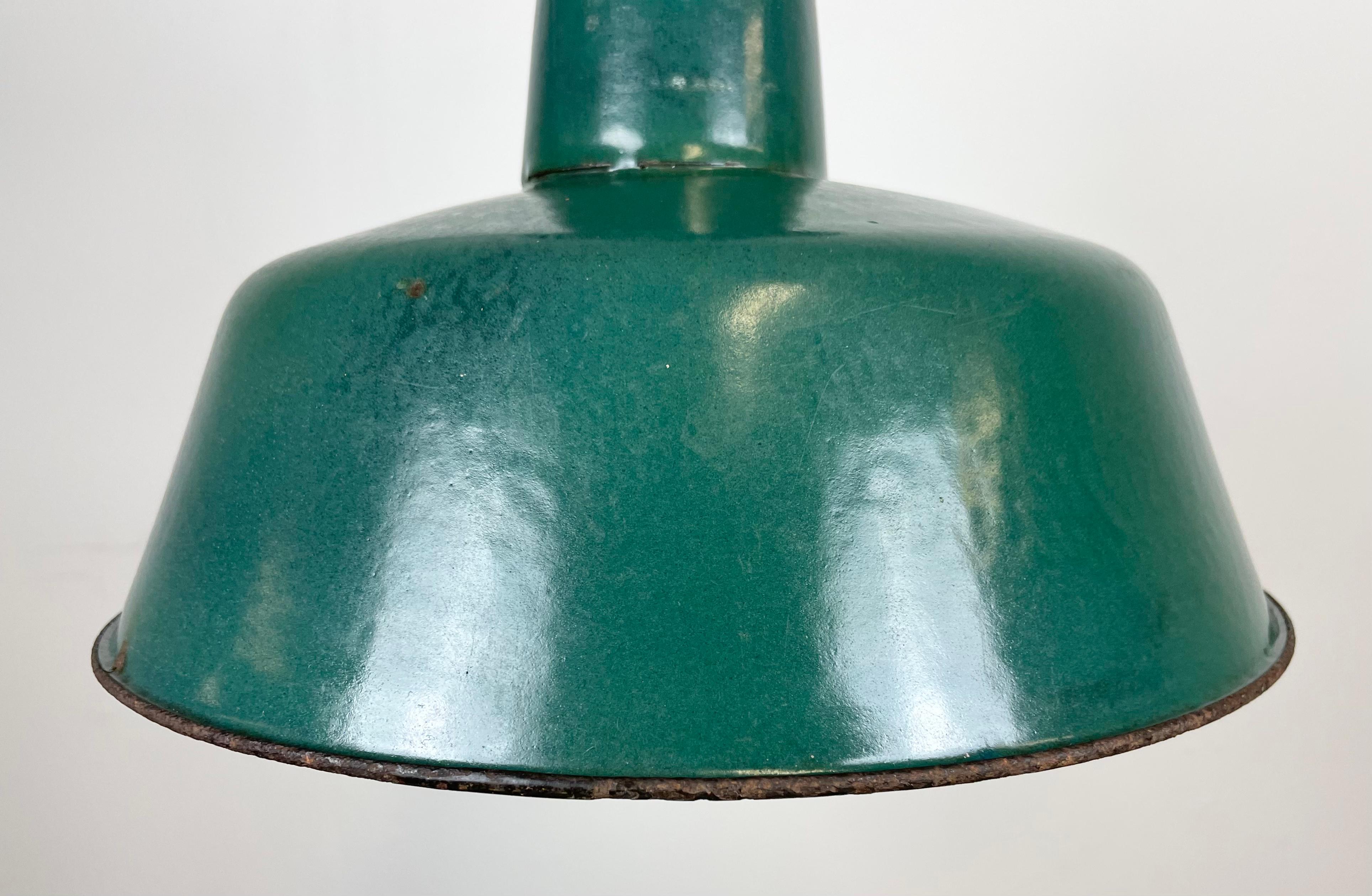 Industrielle Industrielampe aus grüner Emaille mit gusseiserner Platte, 1960er Jahre im Zustand „Gut“ im Angebot in Kojetice, CZ