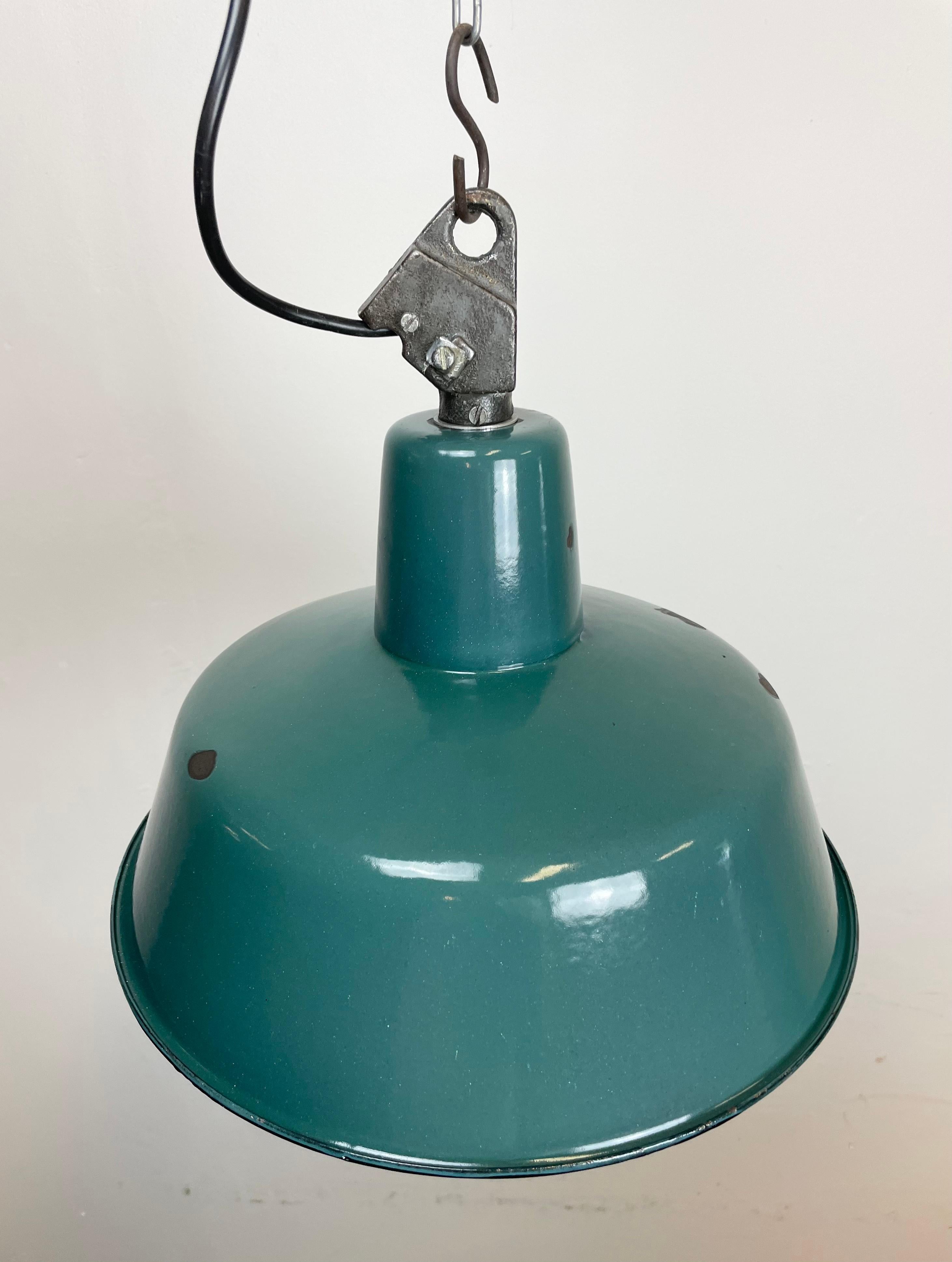 Moulage Lampe d'usine industrielle en émail vert avec plateau en fonte, années 1960 en vente