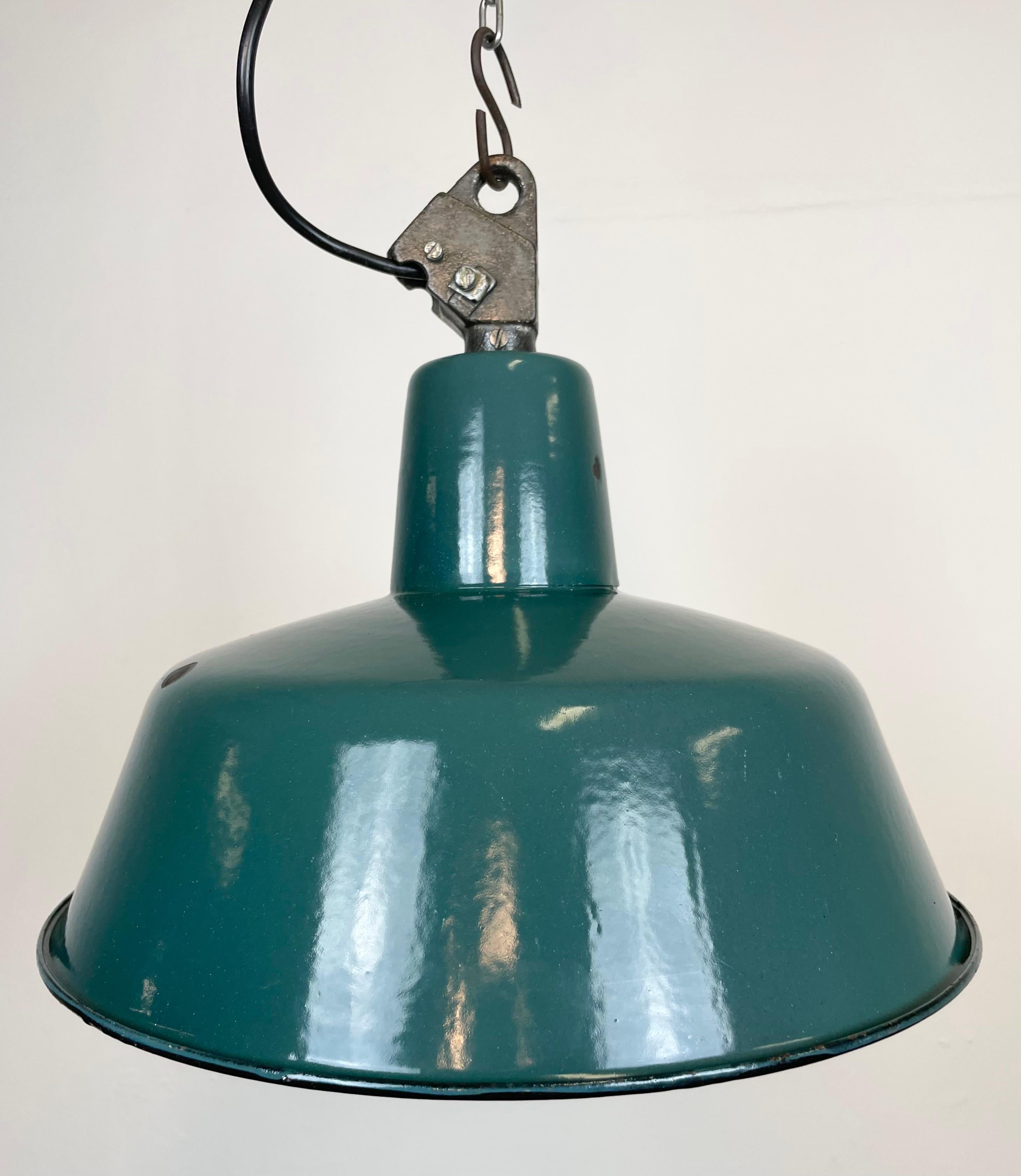 Industrial Green Enamel Factory Lamp with Cast Iron Top, 1960s For Sale 1