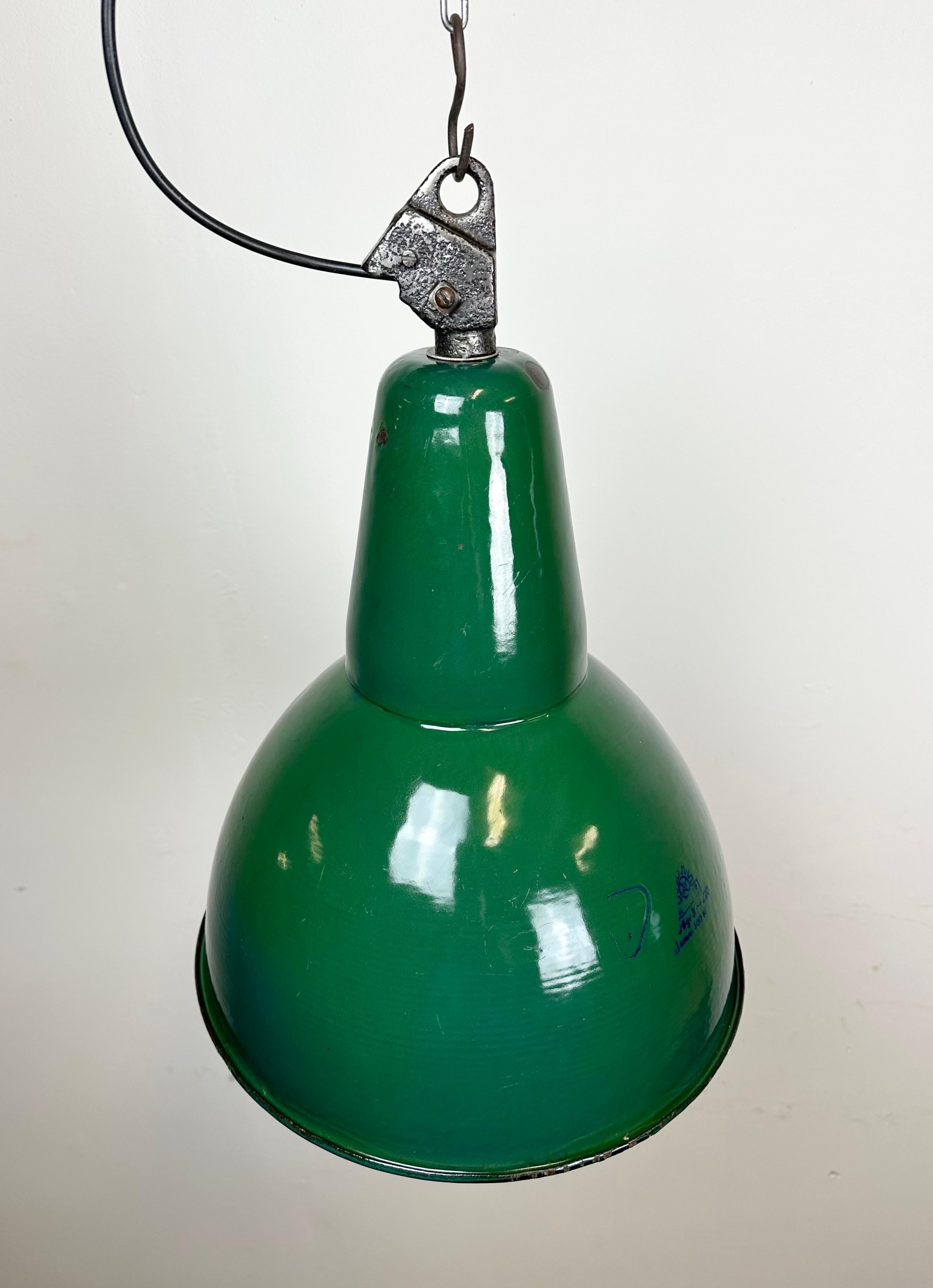 Industrial Green Enamel Factory Lamp with Cast Iron Top, 1960s For Sale 2