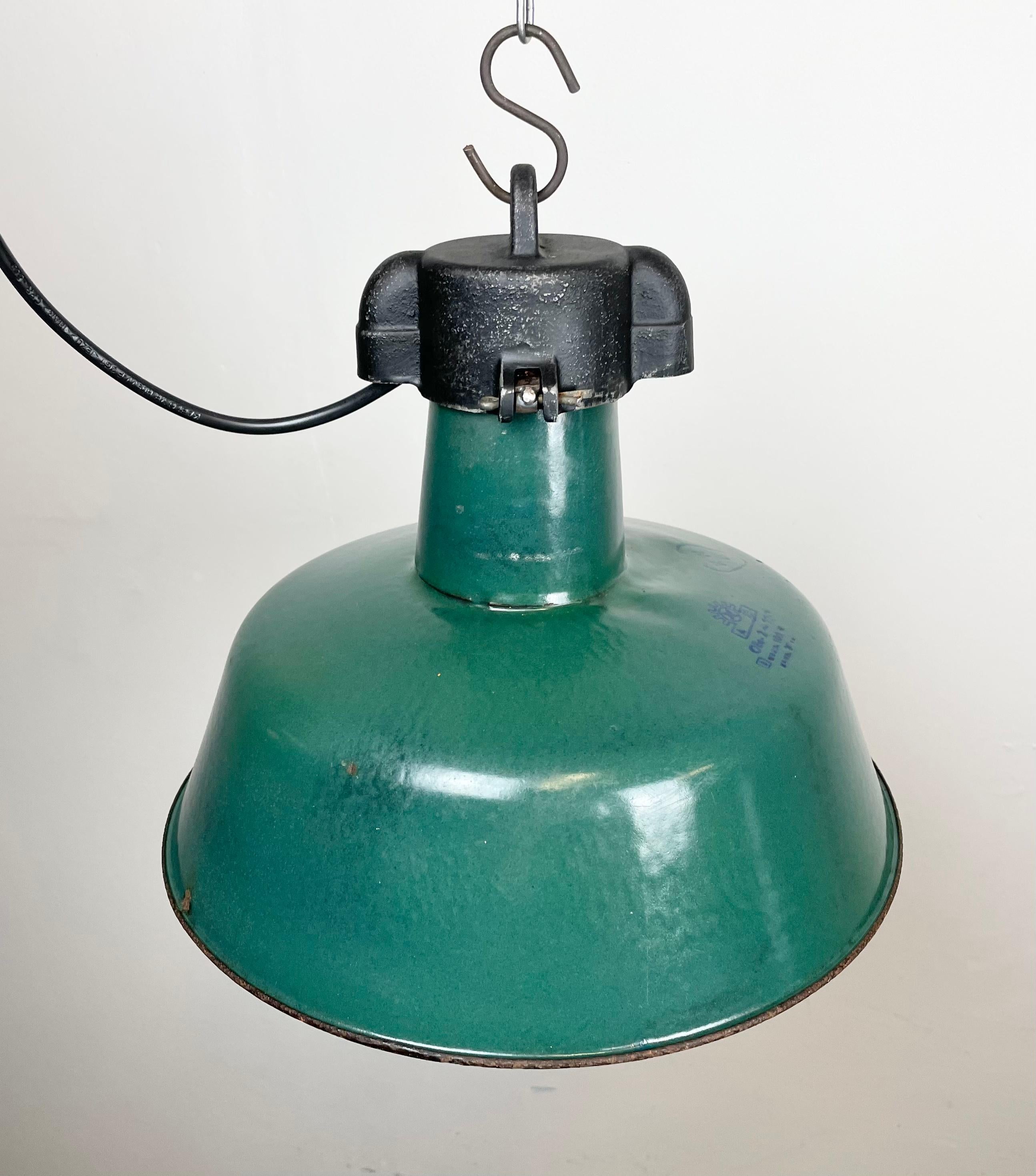 Industrial Green Enamel Factory Lamp with Cast Iron Top, 1960s For Sale 3