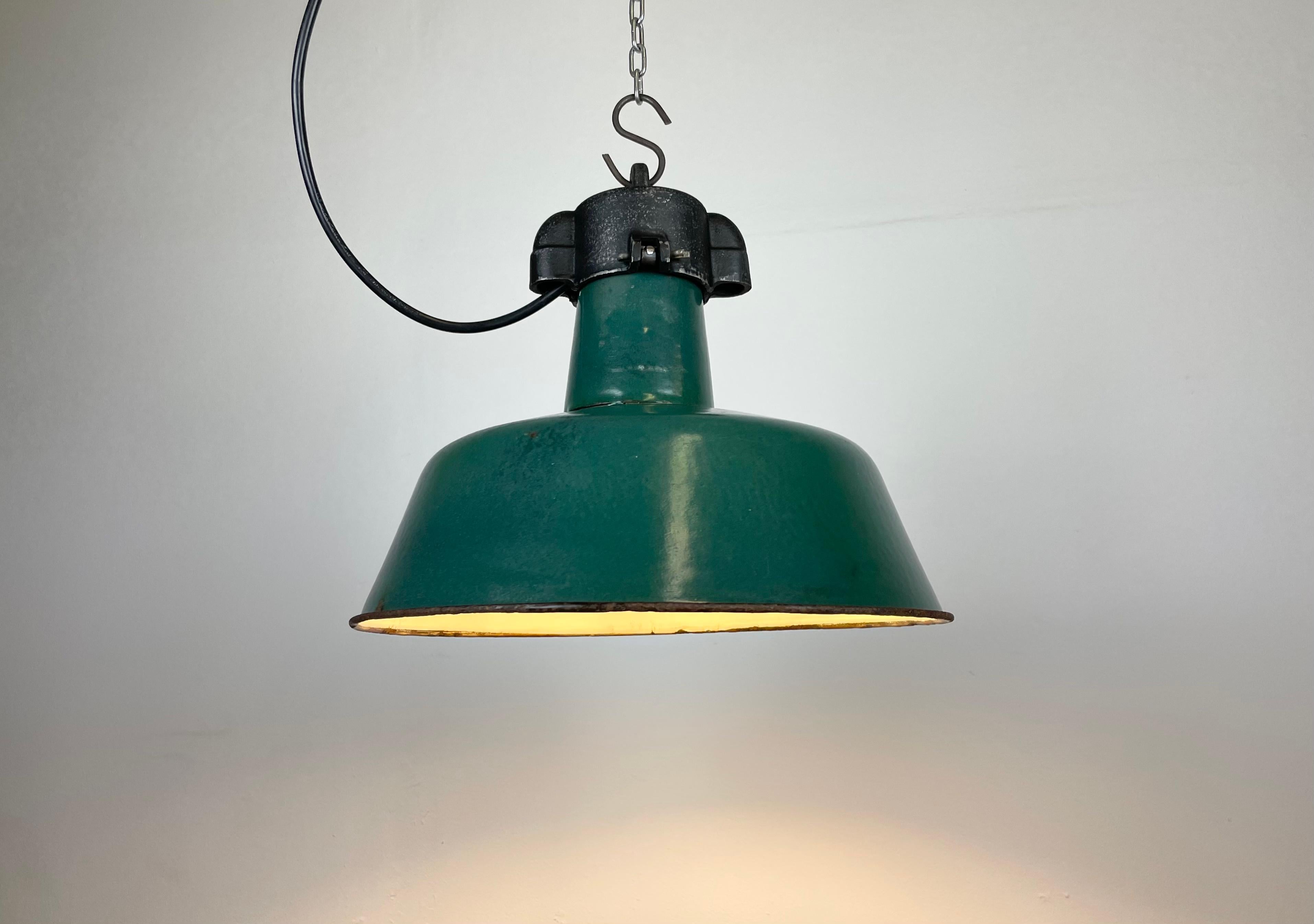 Industrial Green Enamel Factory Lamp with Cast Iron Top, 1960s For Sale 4
