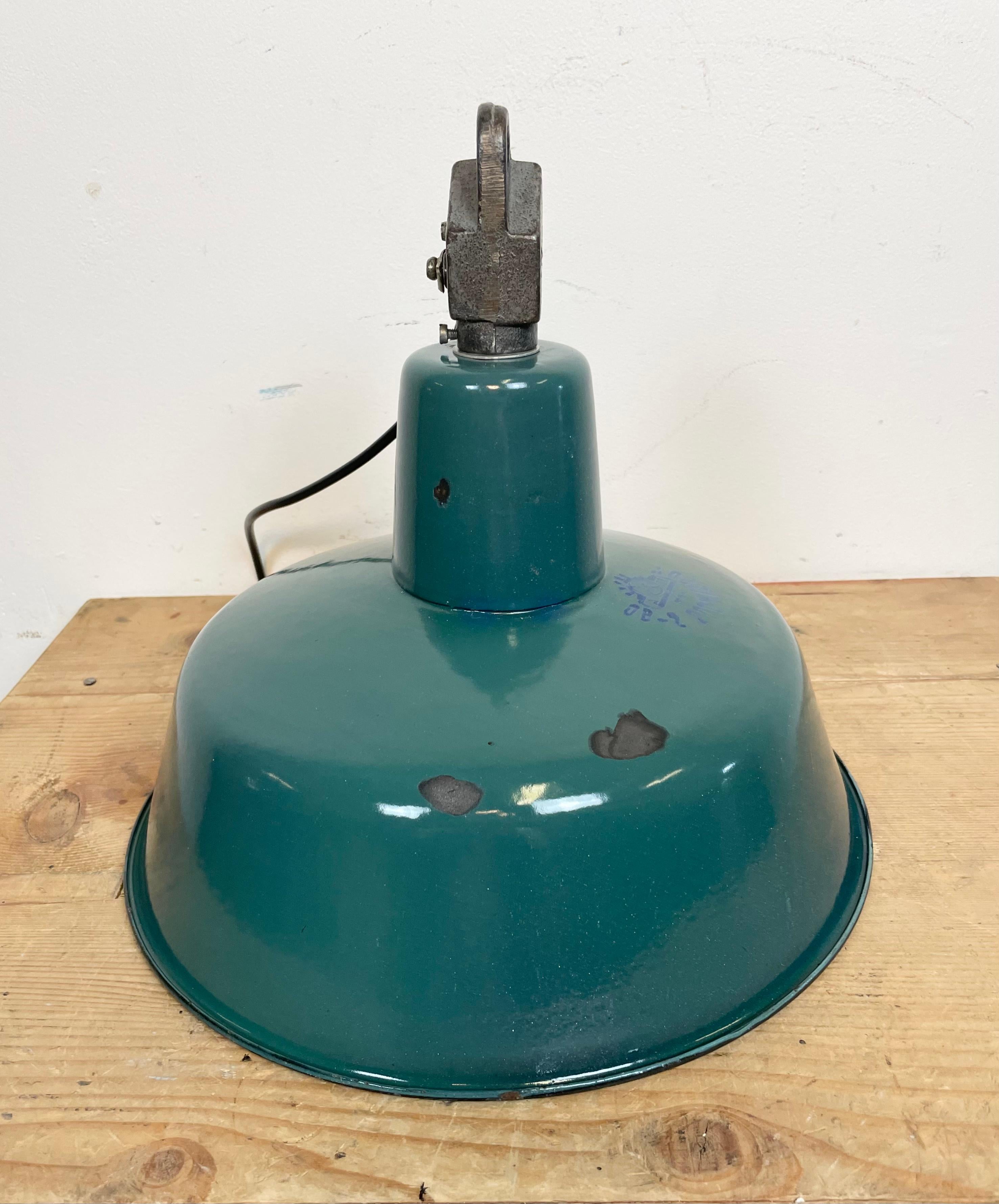 Lampe d'usine industrielle en émail vert avec plateau en fonte, années 1960 en vente 1