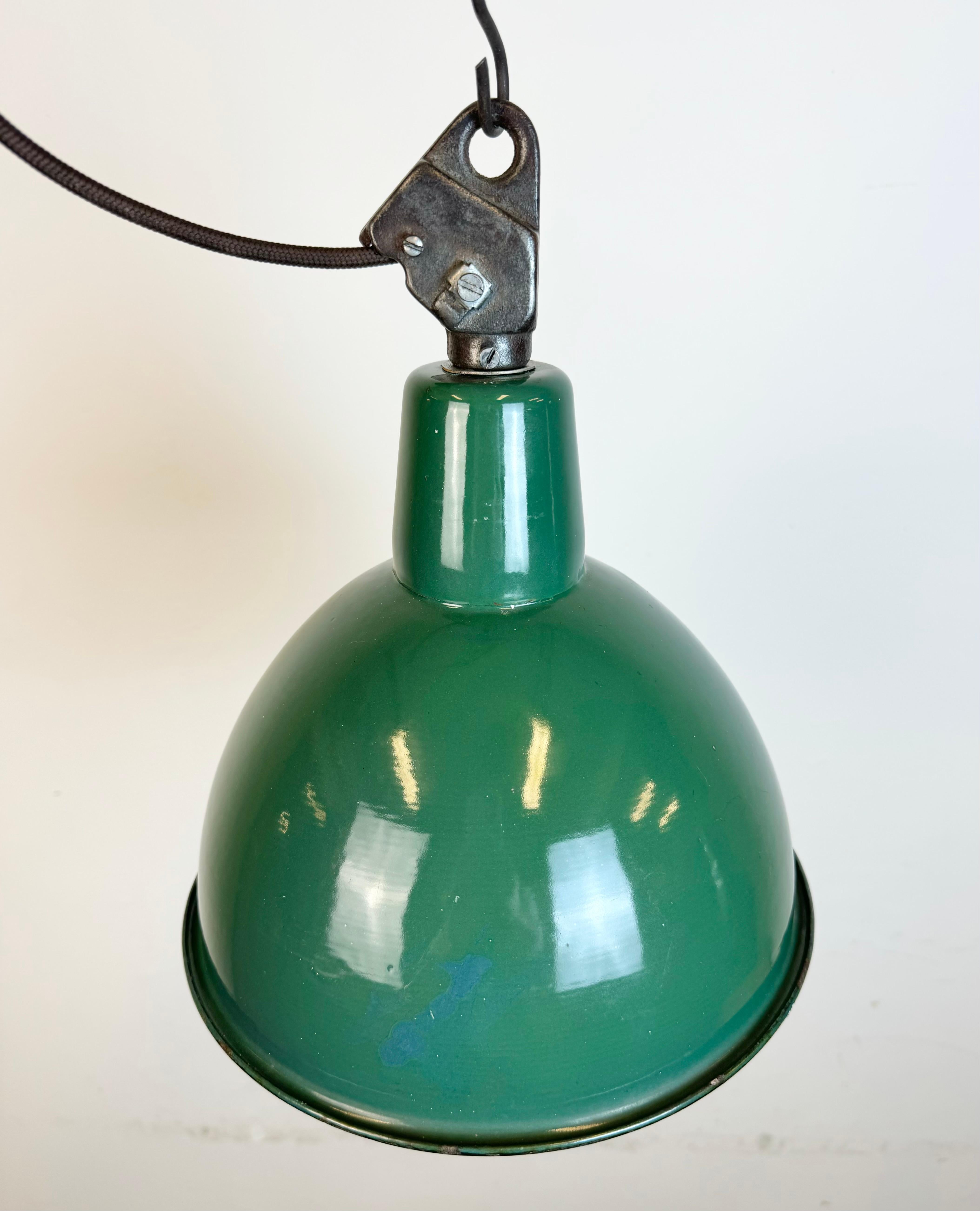 Industrial Green Enamel Factory Lamp with Cast Iron Top, 1960s For Sale 4
