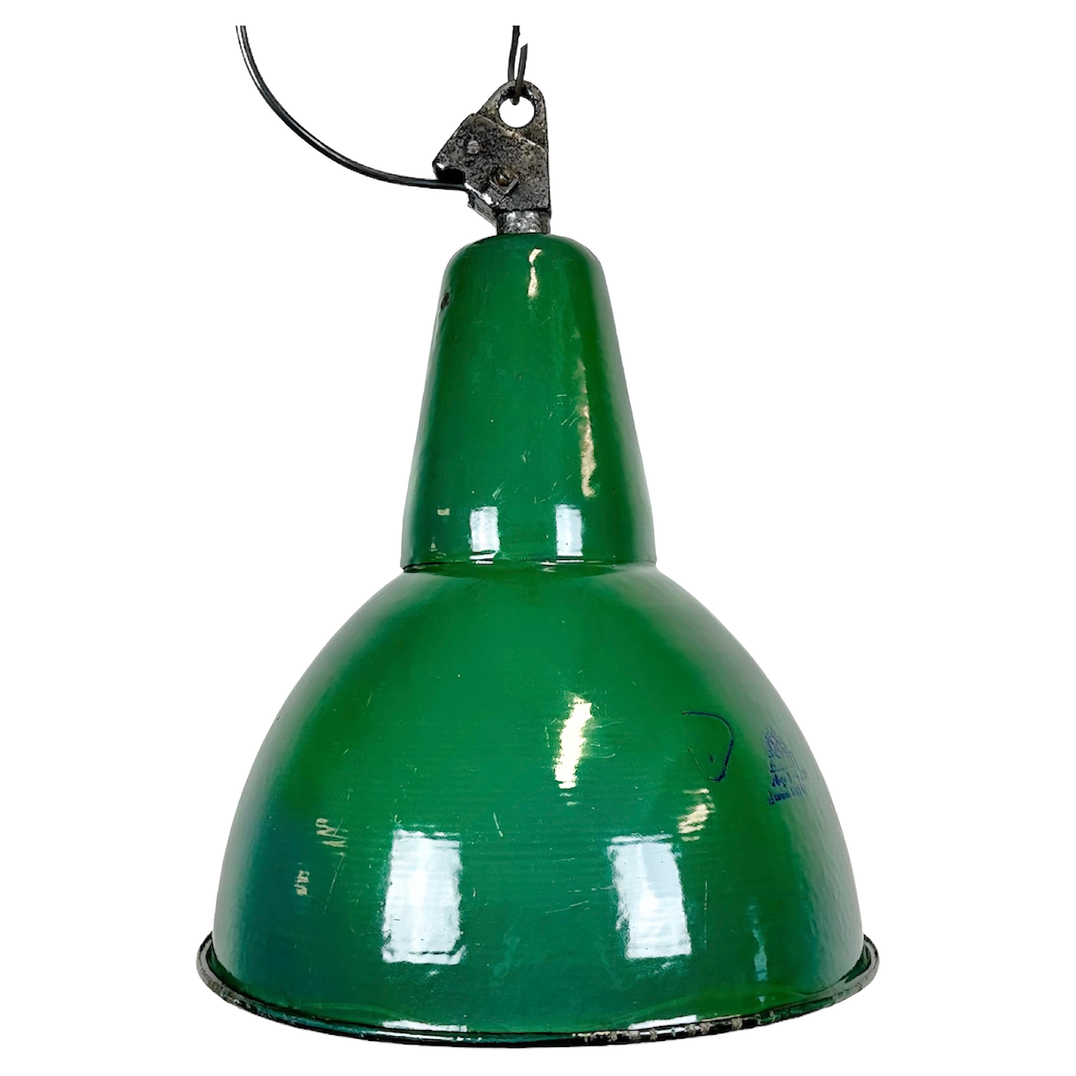 Industrielle grüne Emaille-Fabrik-Lampe mit Gusseisenplatte, 1960er Jahre